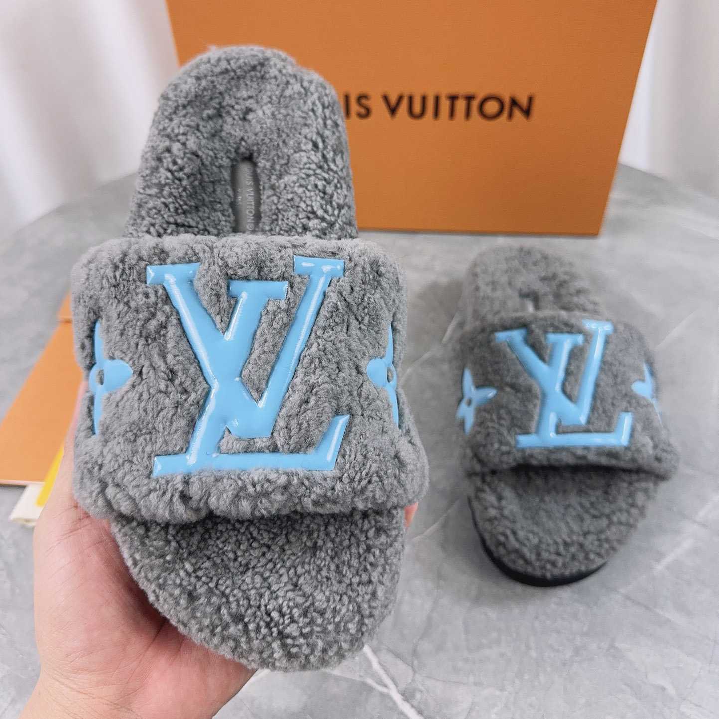 Louis Vuitton Fuzzy Slippers - DesignerGu