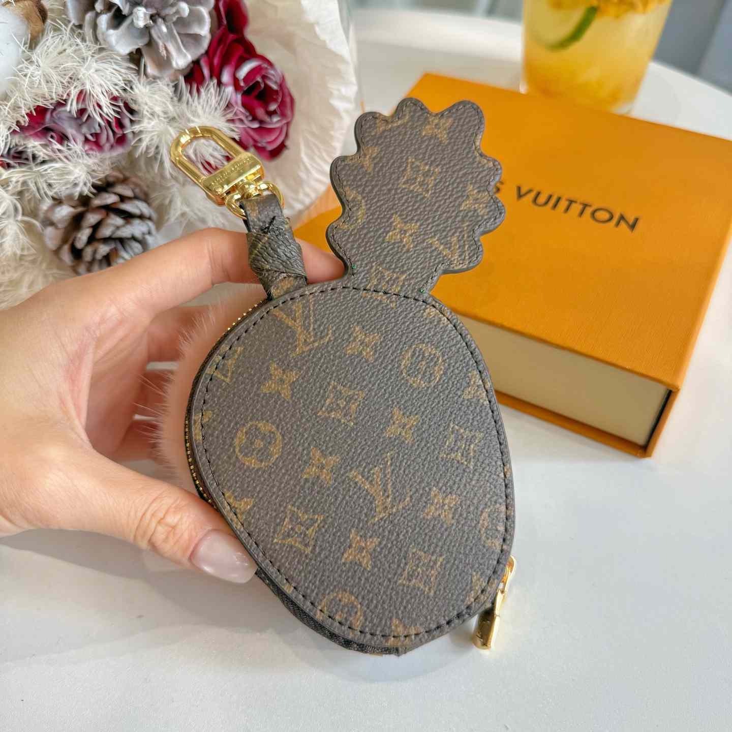 Louis Vuitton LV Acorn Pouch S00 - DesignerGu