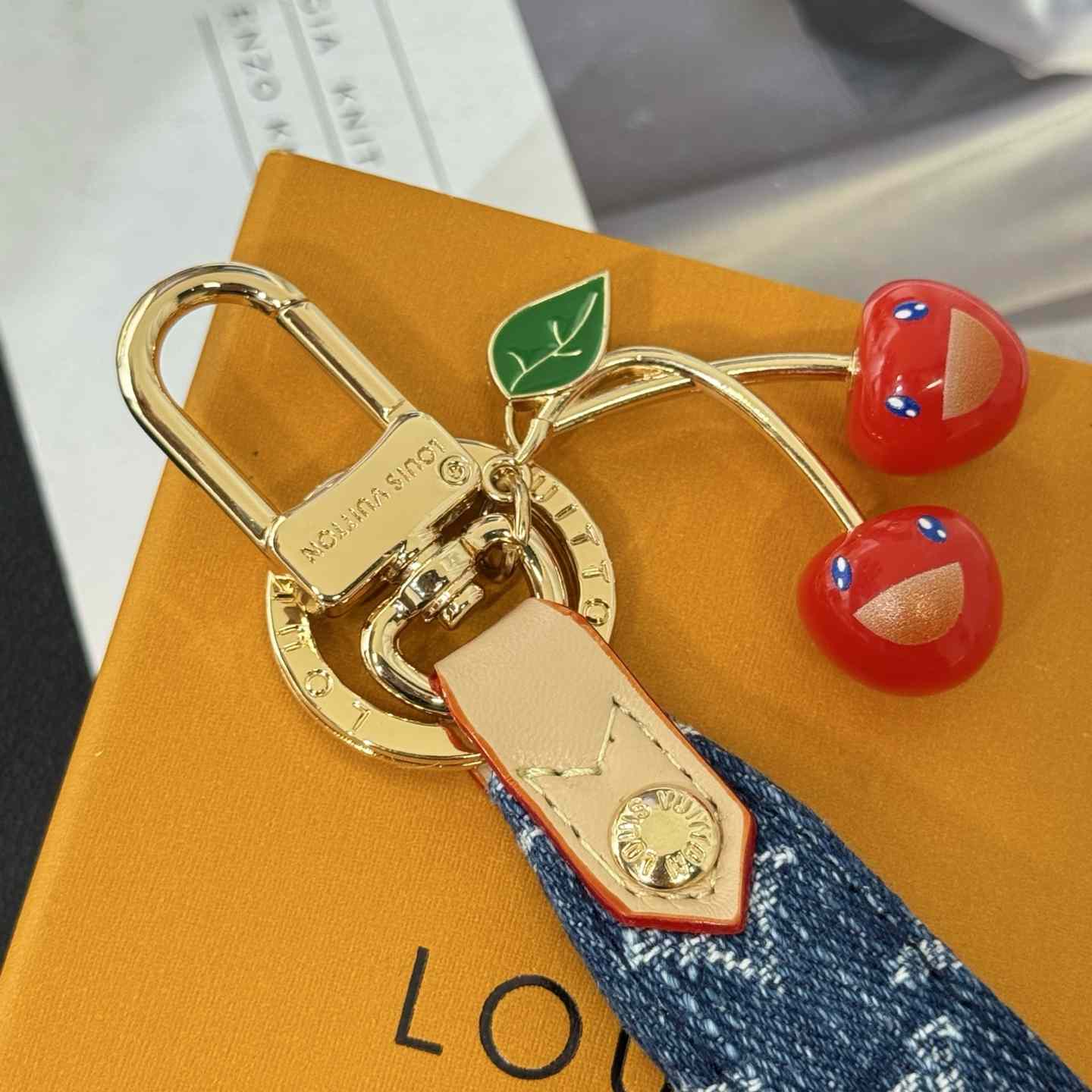 Louis Vuitton LV x TM Denim Cerise Dragonne S00   M02599 - DesignerGu