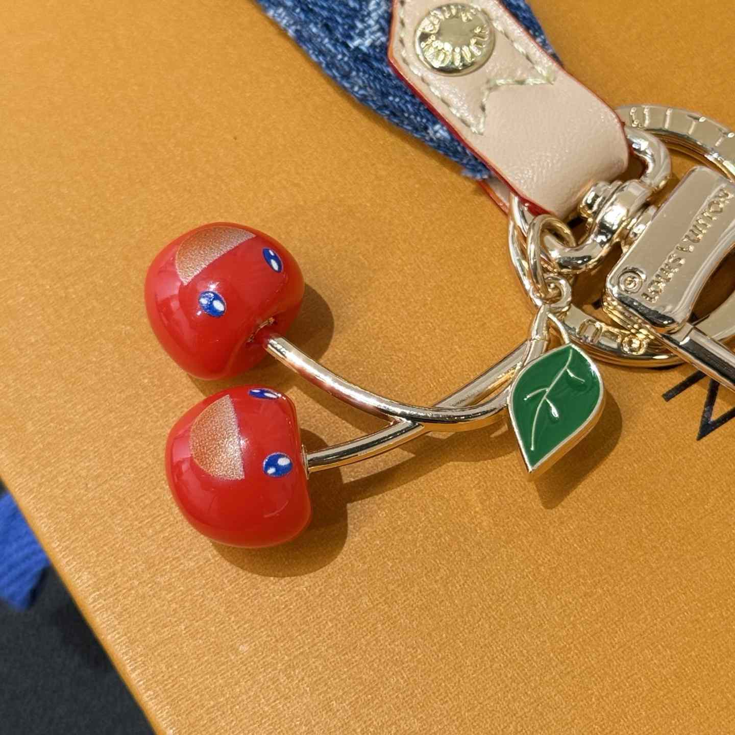 Louis Vuitton LV x TM Denim Cerise Dragonne S00   M02599 - DesignerGu