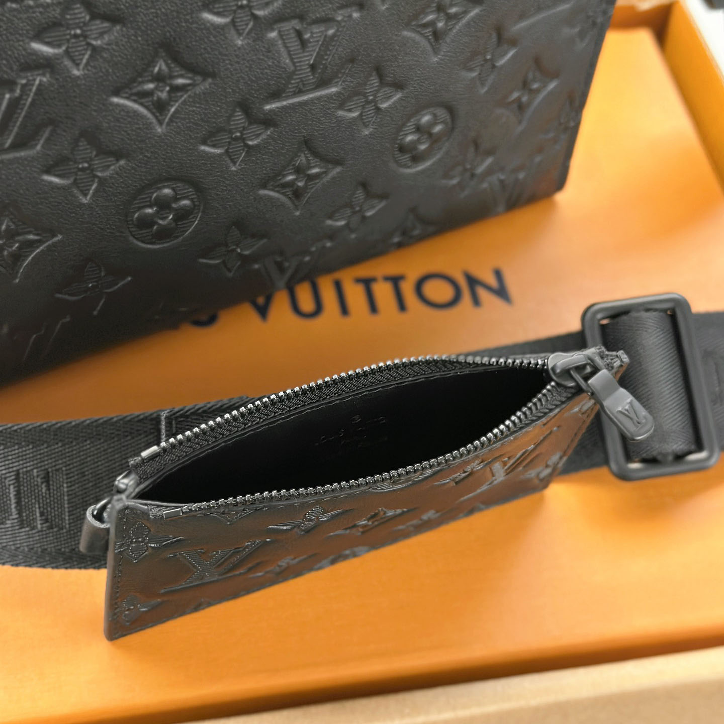 Louis Vuitton Gaston Wearable Wallet  M81115 - DesignerGu