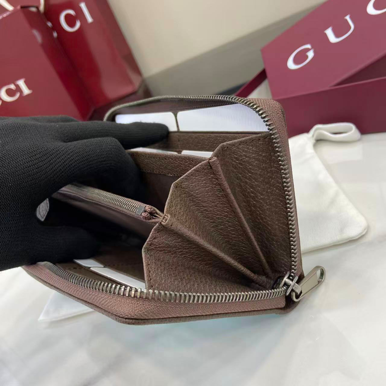 Gucci GG zip-around Wallet 834694 - DesignerGu