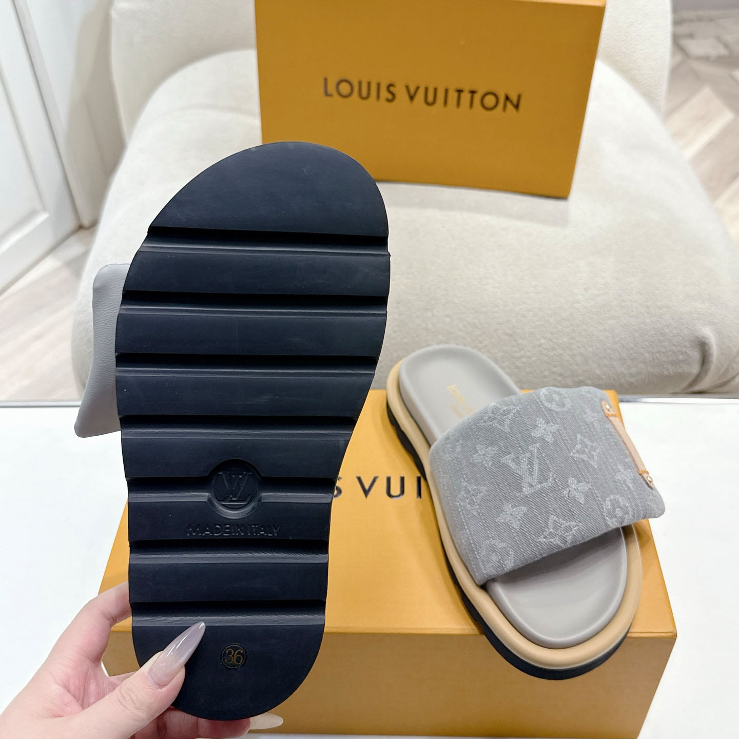 Louis Vuitton Pool Pillow Flat Comfort Mule 1AGUZY - DesignerGu
