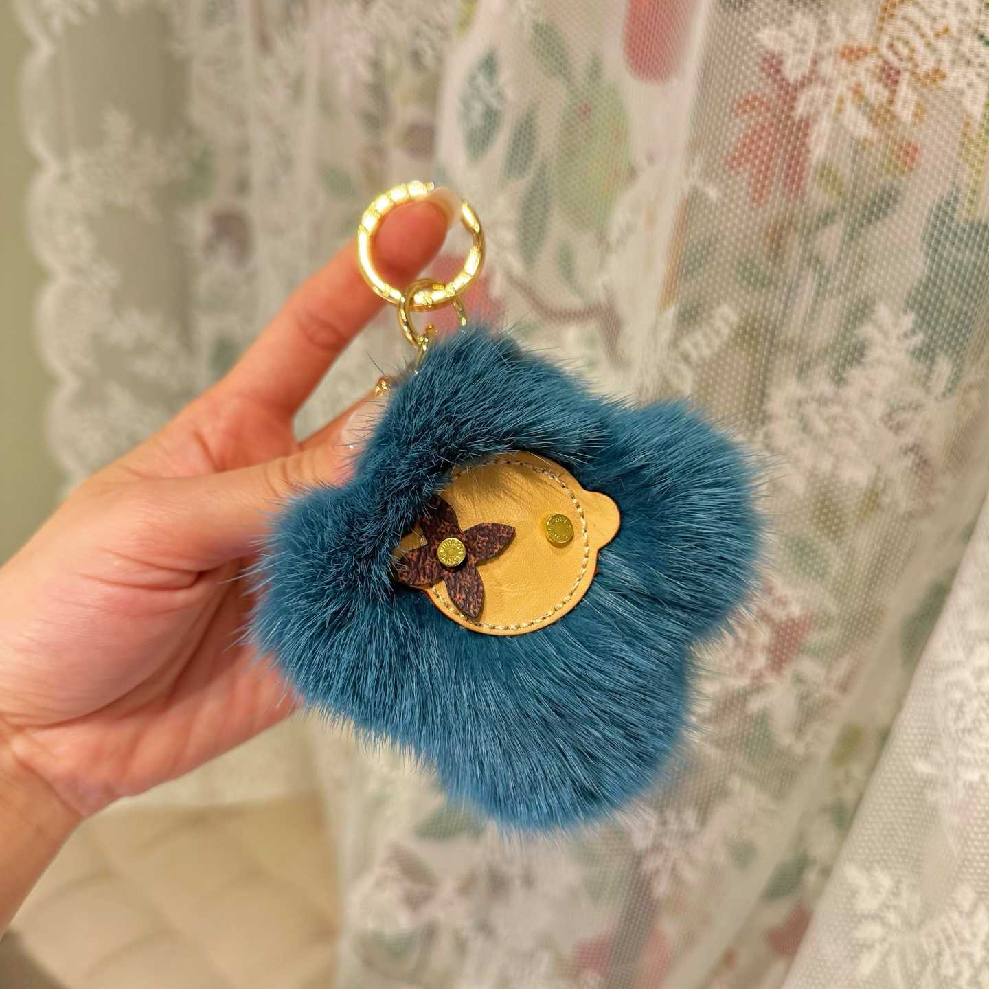Louis Vuitton Vivienne Fur Key Holder   M03820 - DesignerGu