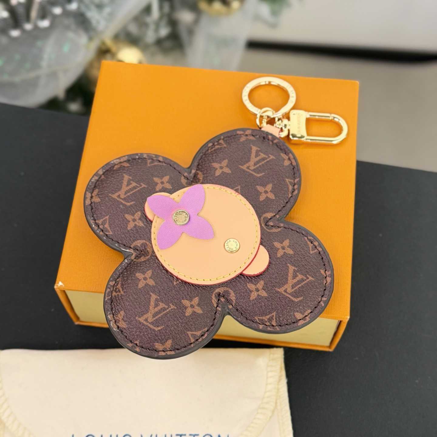 Louis Vuitton Vivienne Bag Charm   M03818 - DesignerGu