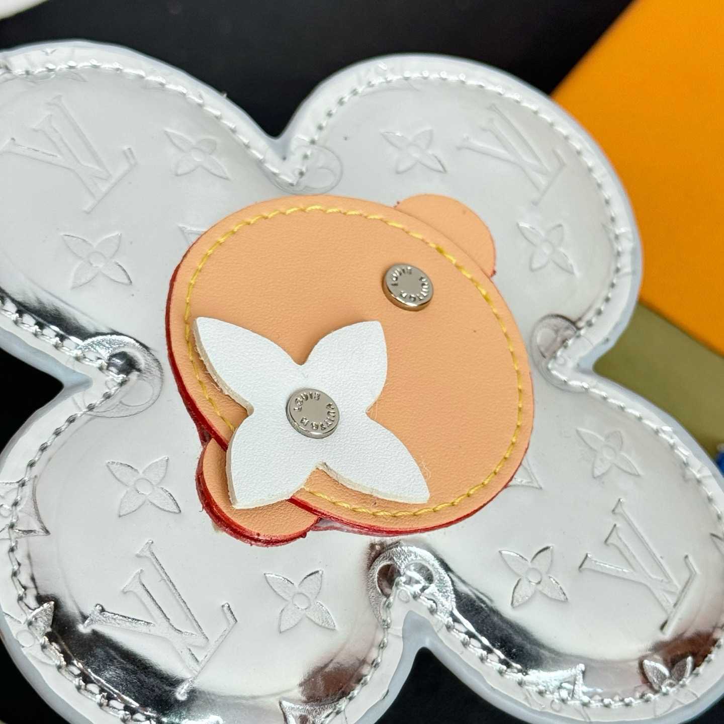 Louis Vuitton Vivienne Head Mng Mirror Key Holder   M03280 - DesignerGu