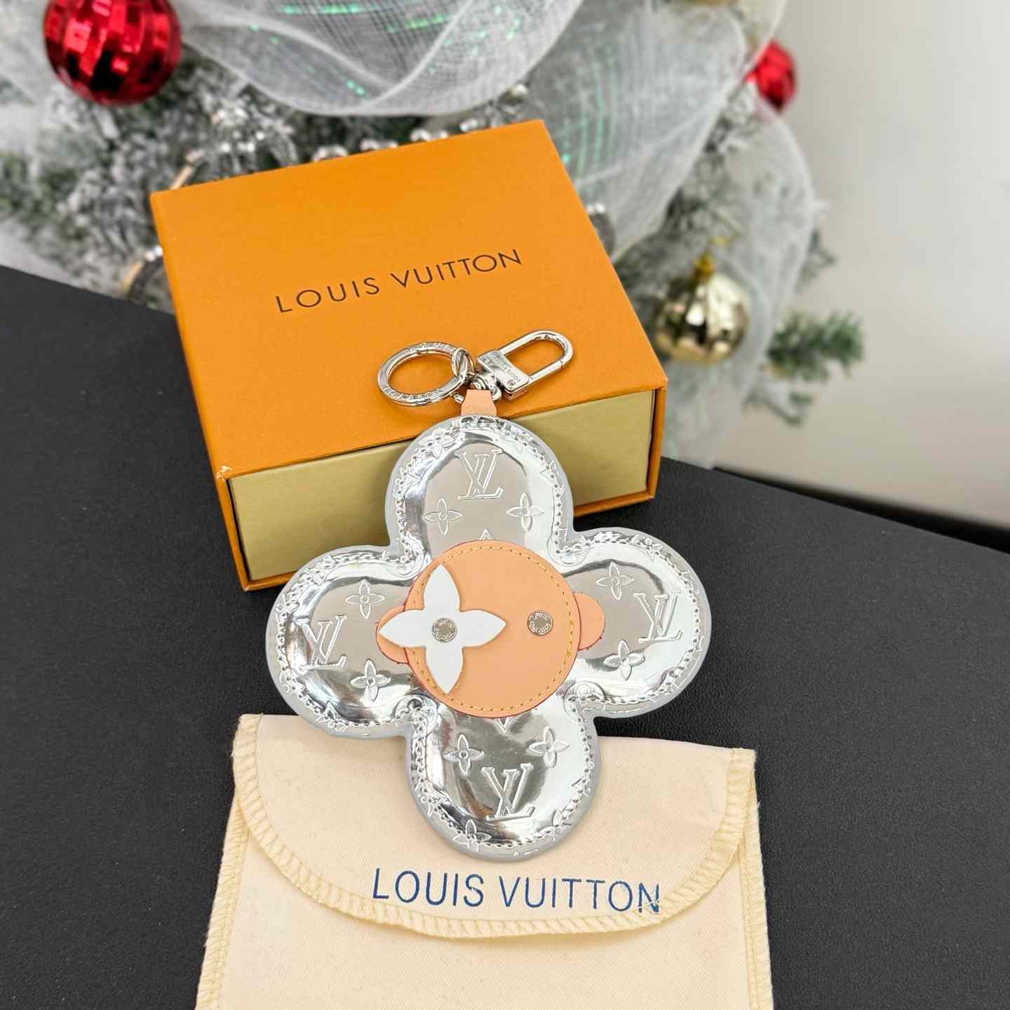 Louis Vuitton Vivienne Head Mng Mirror Key Holder   M03280 - DesignerGu