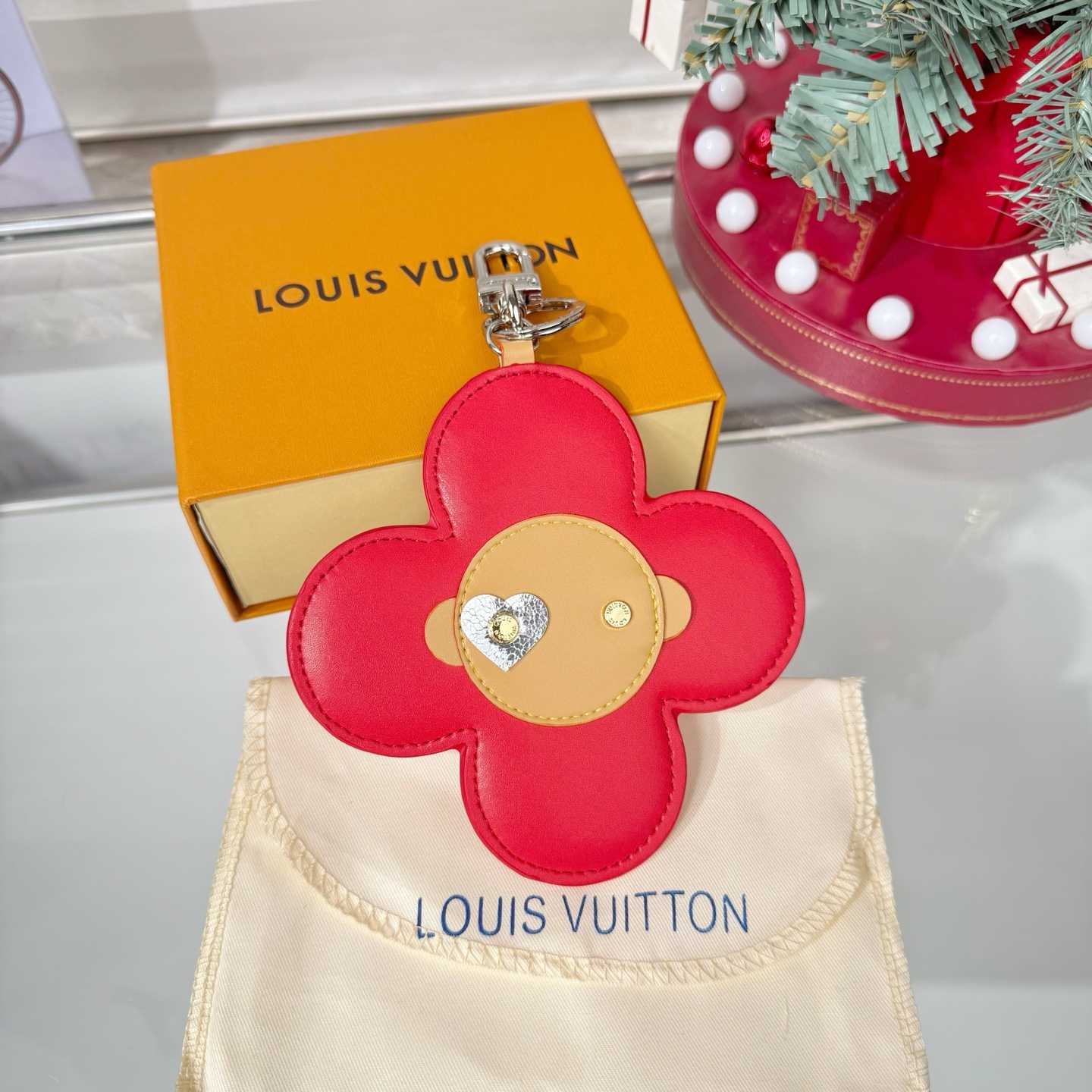 Louis Vuitton 57th Street NYC Vivienne I LV NY Bag Charm   M03661 - DesignerGu