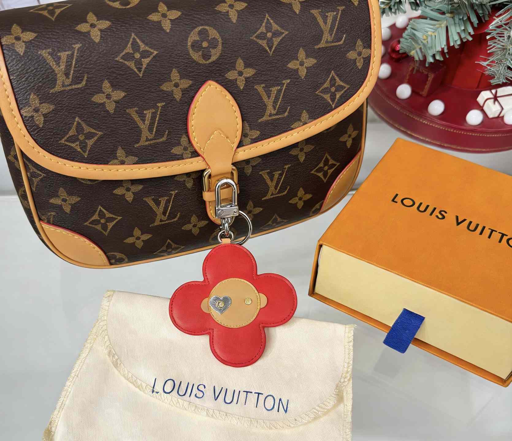 Louis Vuitton 57th Street NYC Vivienne I LV NY Bag Charm   M03661 - DesignerGu