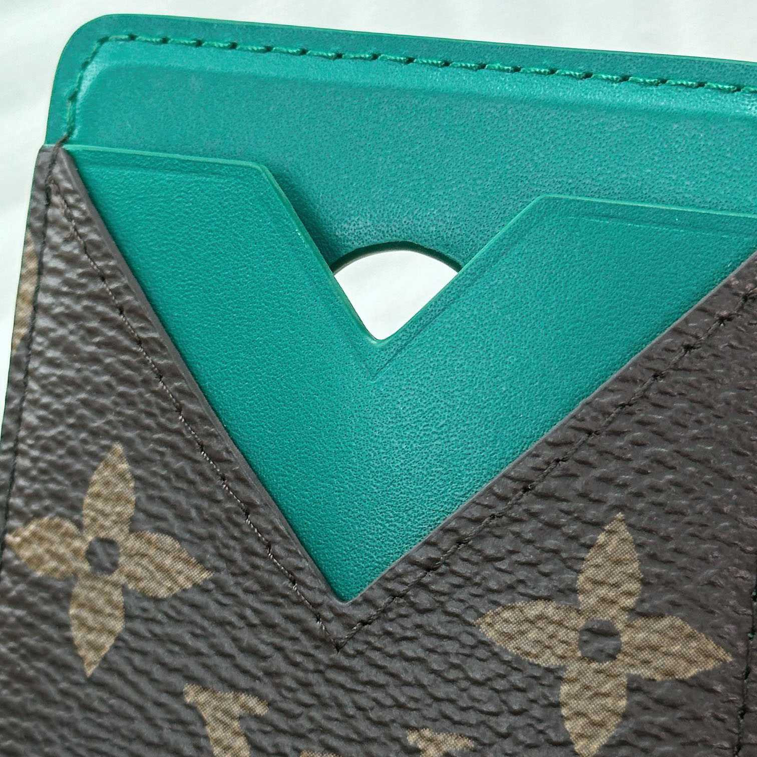 Louis Vuitton Magnetic Card Holder M12855 - DesignerGu