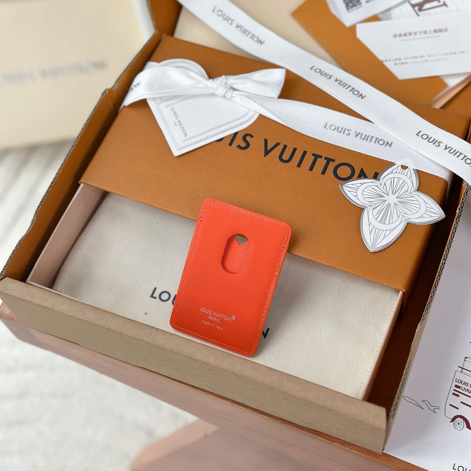 Louis Vuitton Magnetic Card Holder M26028 - DesignerGu