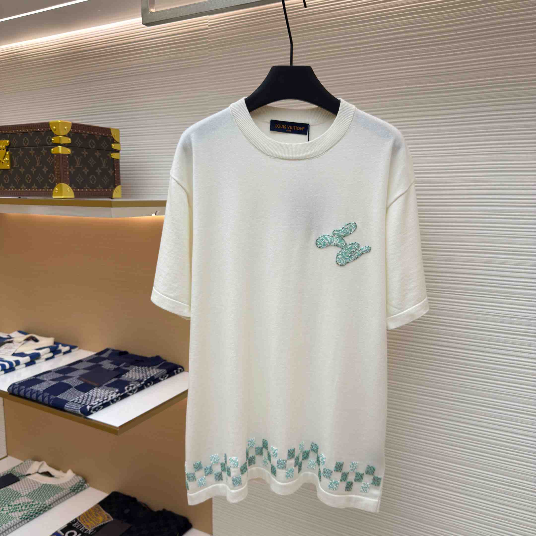 Louis Vuitton Embellished Short-Sleeved Crewneck 1AHVO9 - DesignerGu