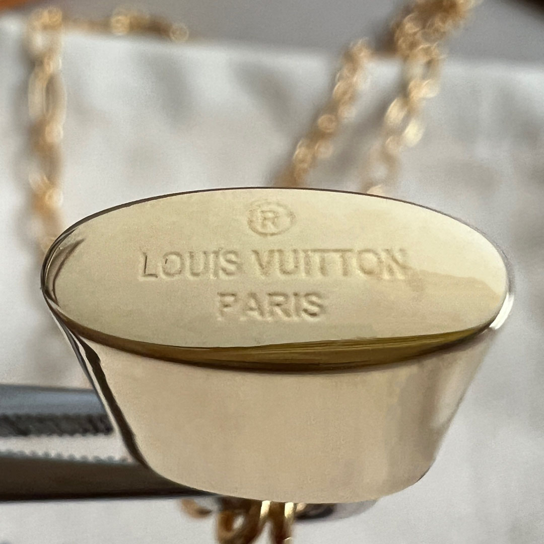 Louis Vuitton Silver Lockit Exclusive Gold Edition Pendant, Yellow Gold Q03918 - DesignerGu