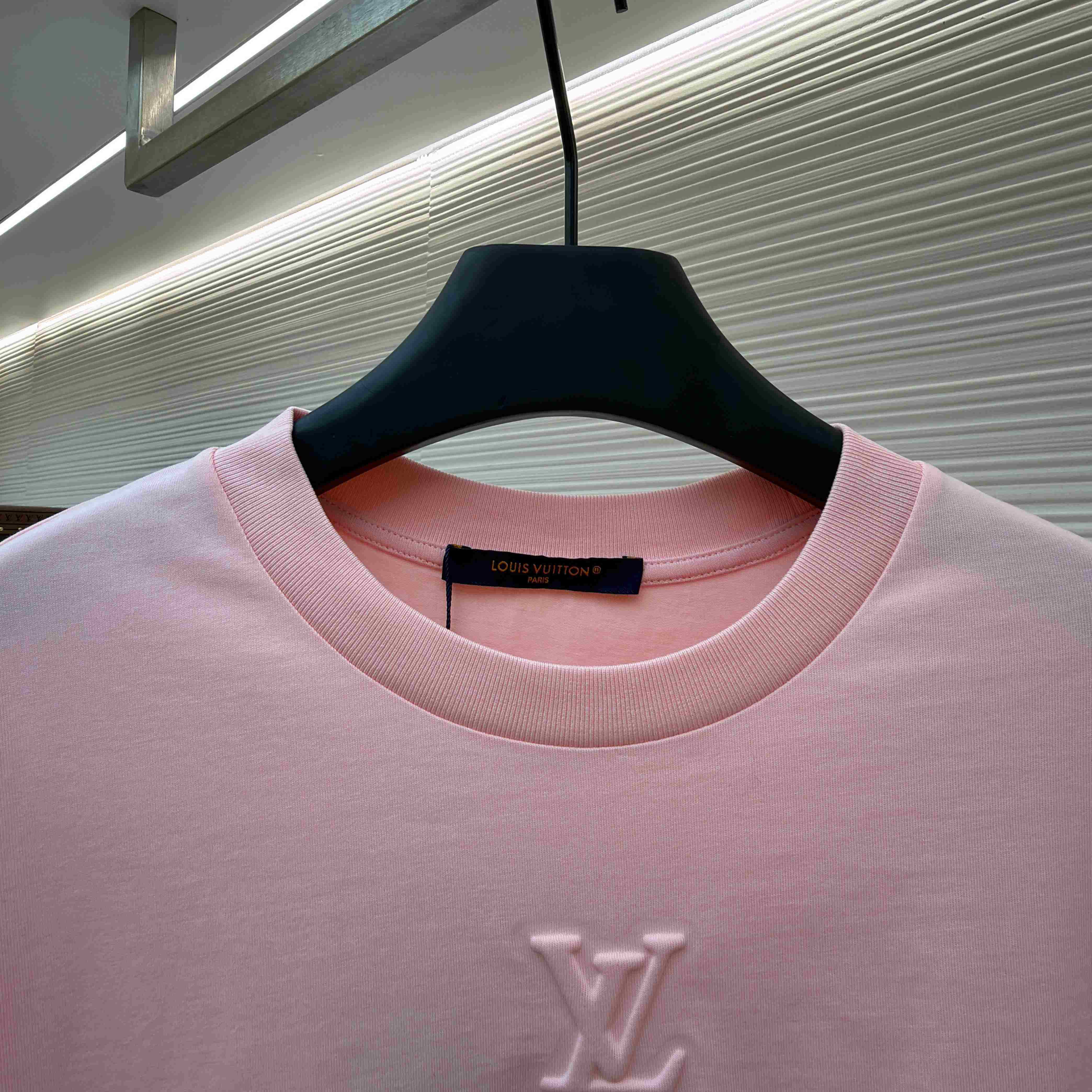 Louis Vuitton Embossed LV T-Shirt   1AJDUU - DesignerGu