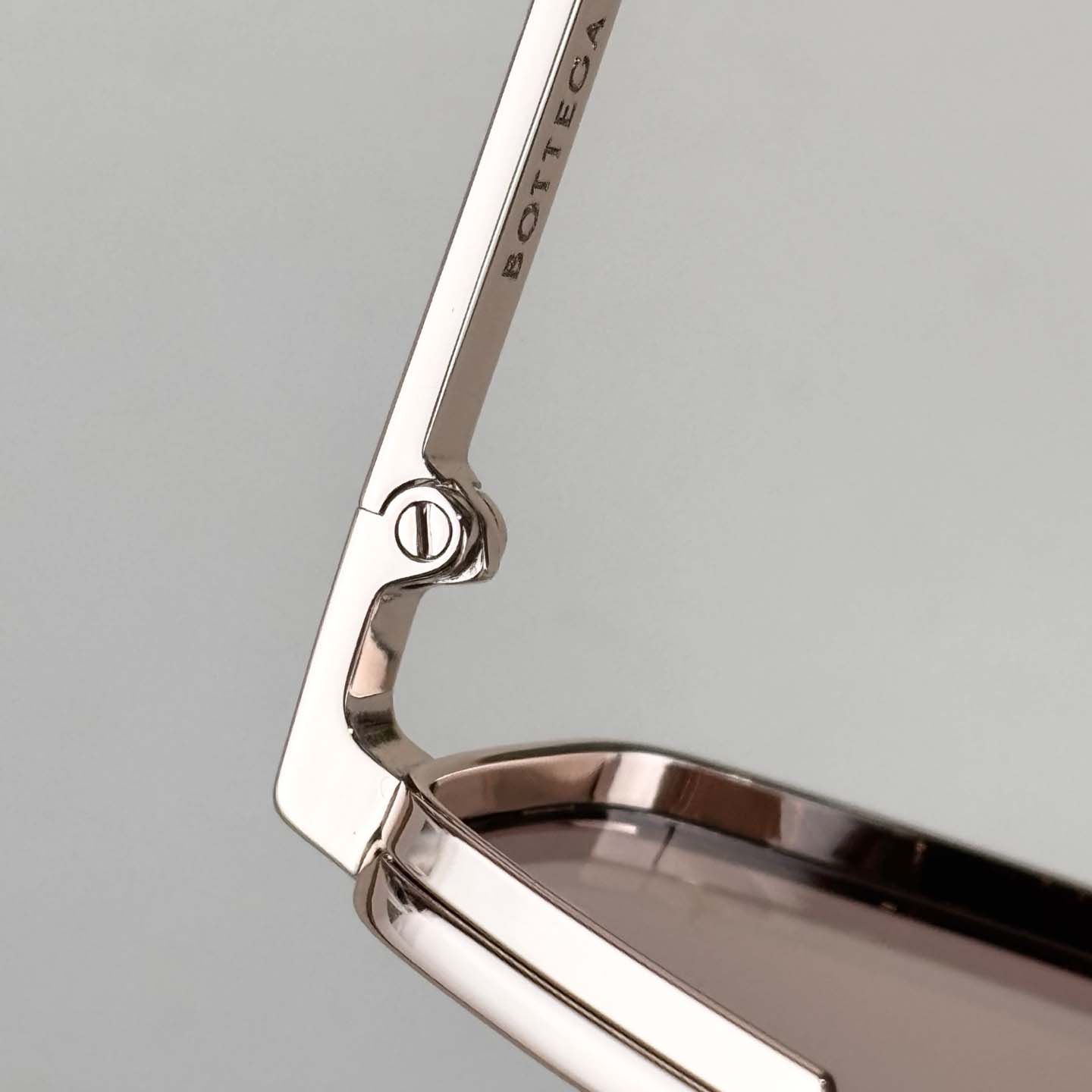 Bottega Veneta Classic Aviator Sunglasses   BV1466S - DesignerGu