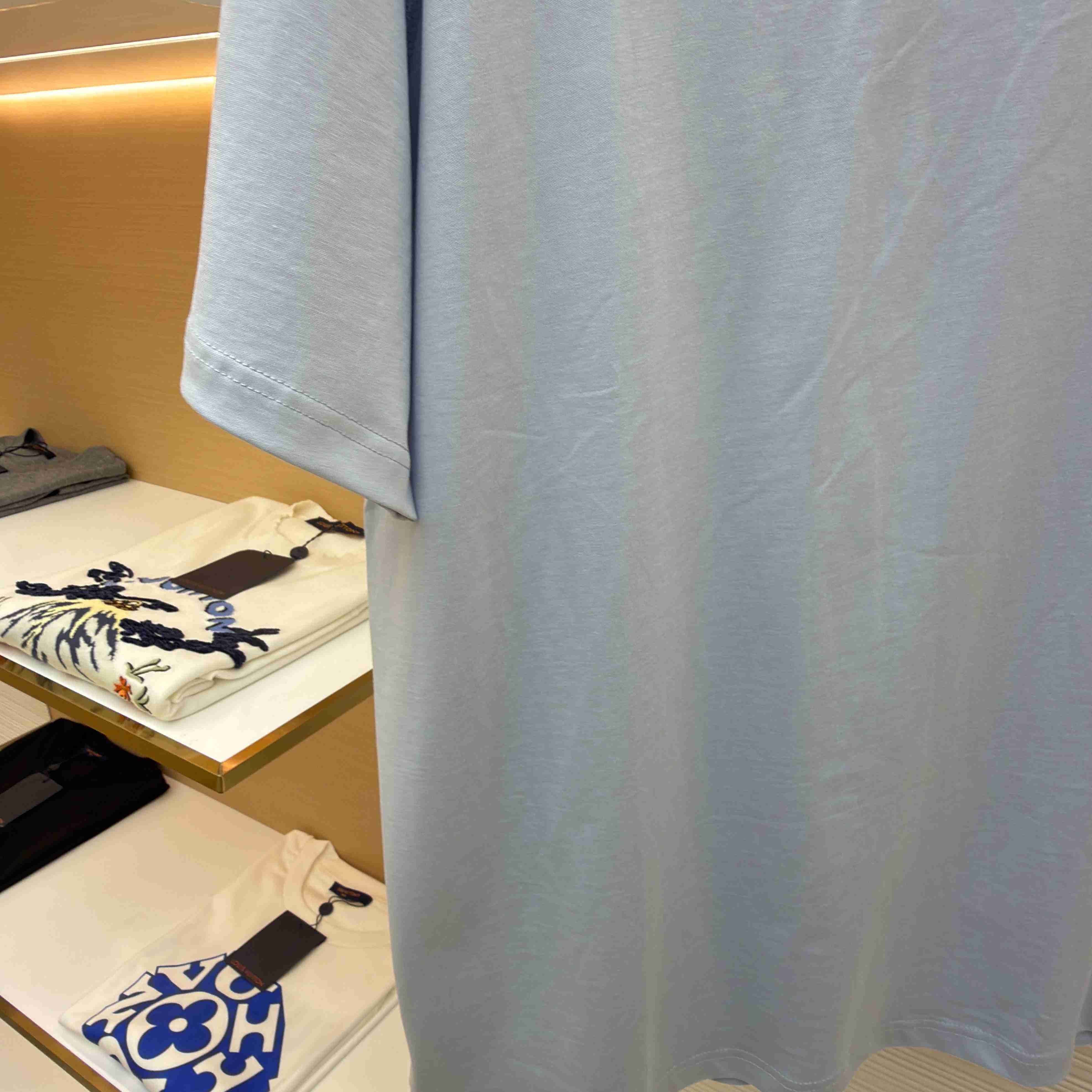 Louis Vuitton Embossed LV T-Shirt   1AJAYF - DesignerGu