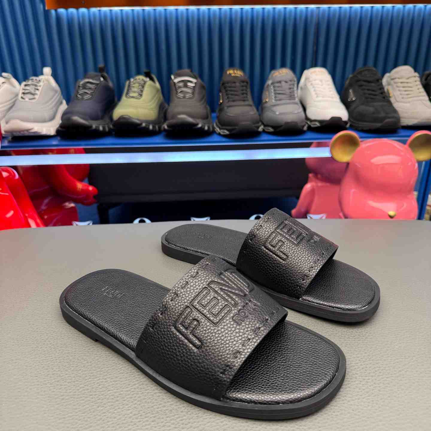 Fendi Roma Embossed-Logo Leather Sandals - DesignerGu