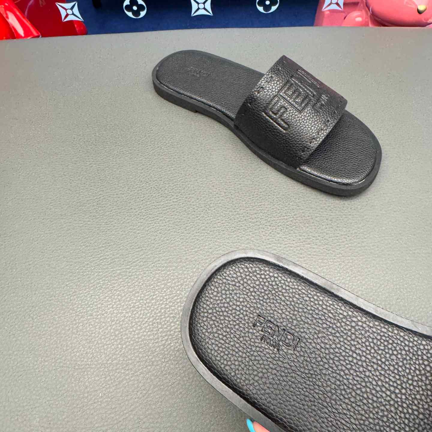 Fendi Roma Embossed-Logo Leather Sandals - DesignerGu