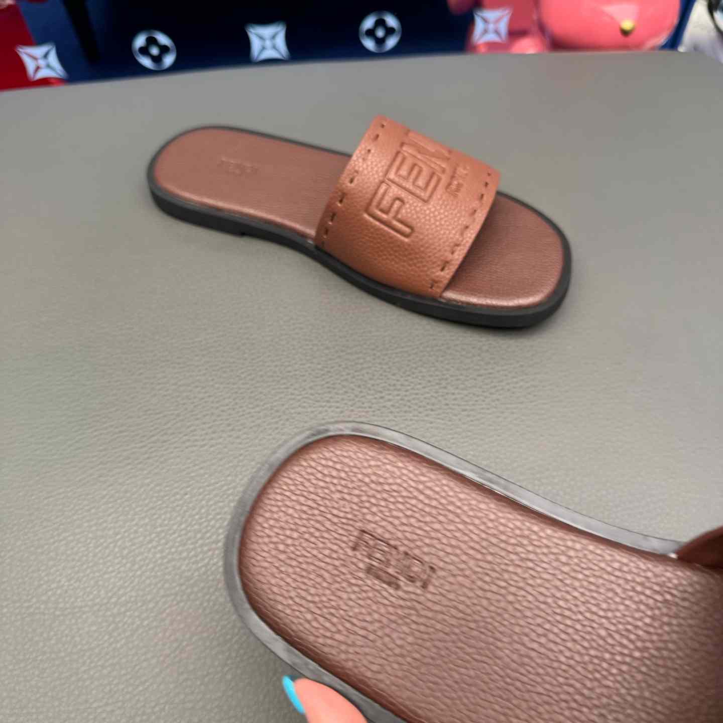 Fendi Roma Embossed-Logo Leather Sandals - DesignerGu