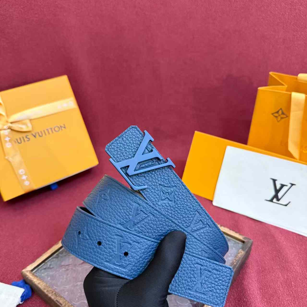 Louis Vuitton LV Taurillon 40mm Reversible Belt M8663Q - DesignerGu