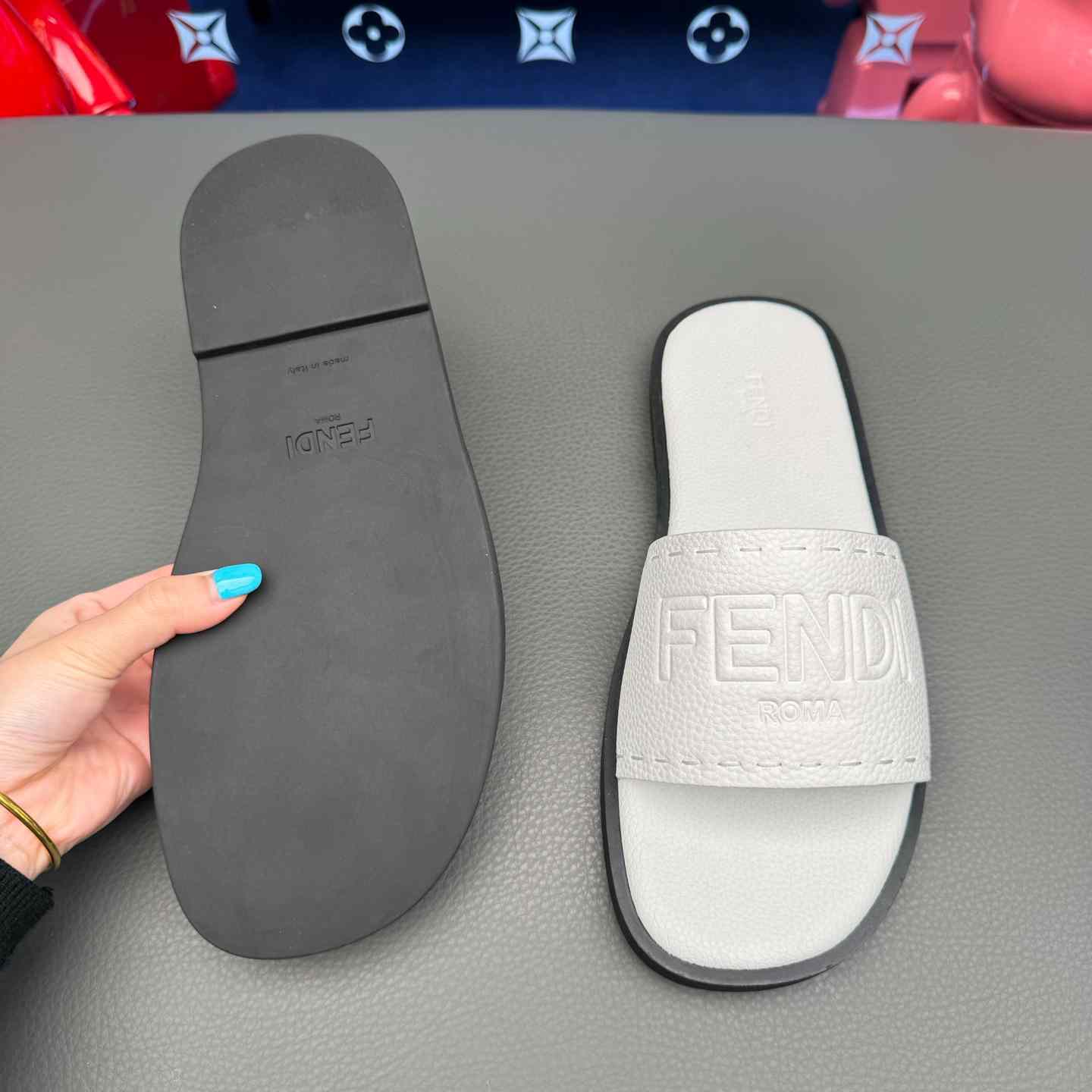 Fendi Roma Embossed-Logo Leather Sandals - DesignerGu