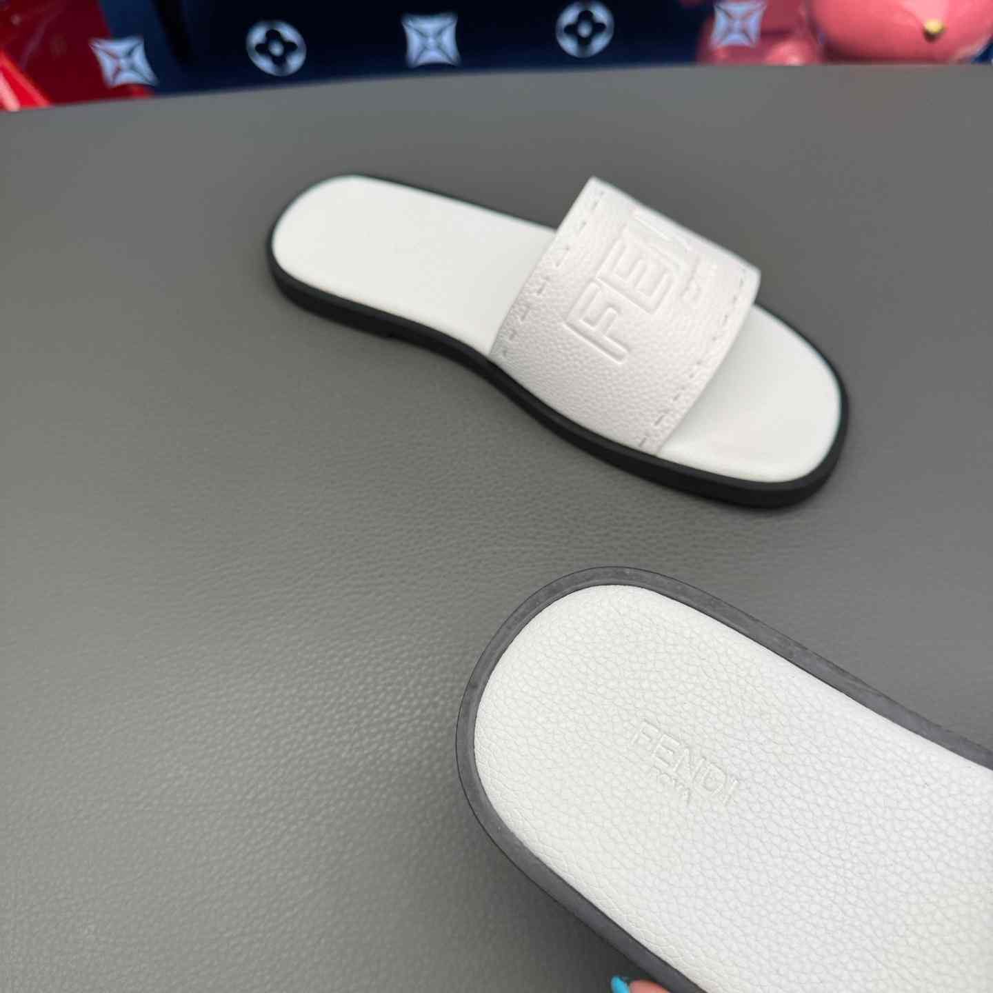 Fendi Roma Embossed-Logo Leather Sandals - DesignerGu