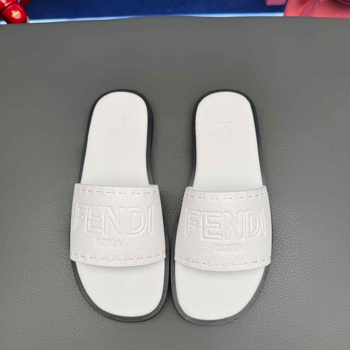 Fendi Roma Embossed-Logo Leather Sandals - DesignerGu
