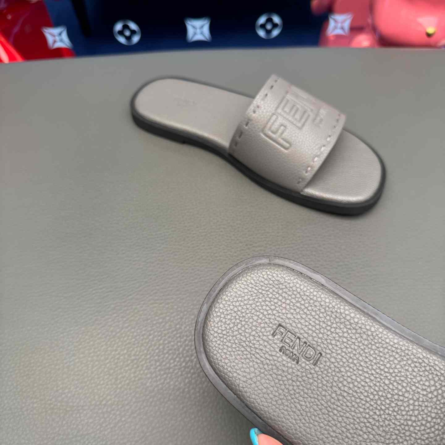 Fendi Roma Embossed-Logo Leather Sandals - DesignerGu