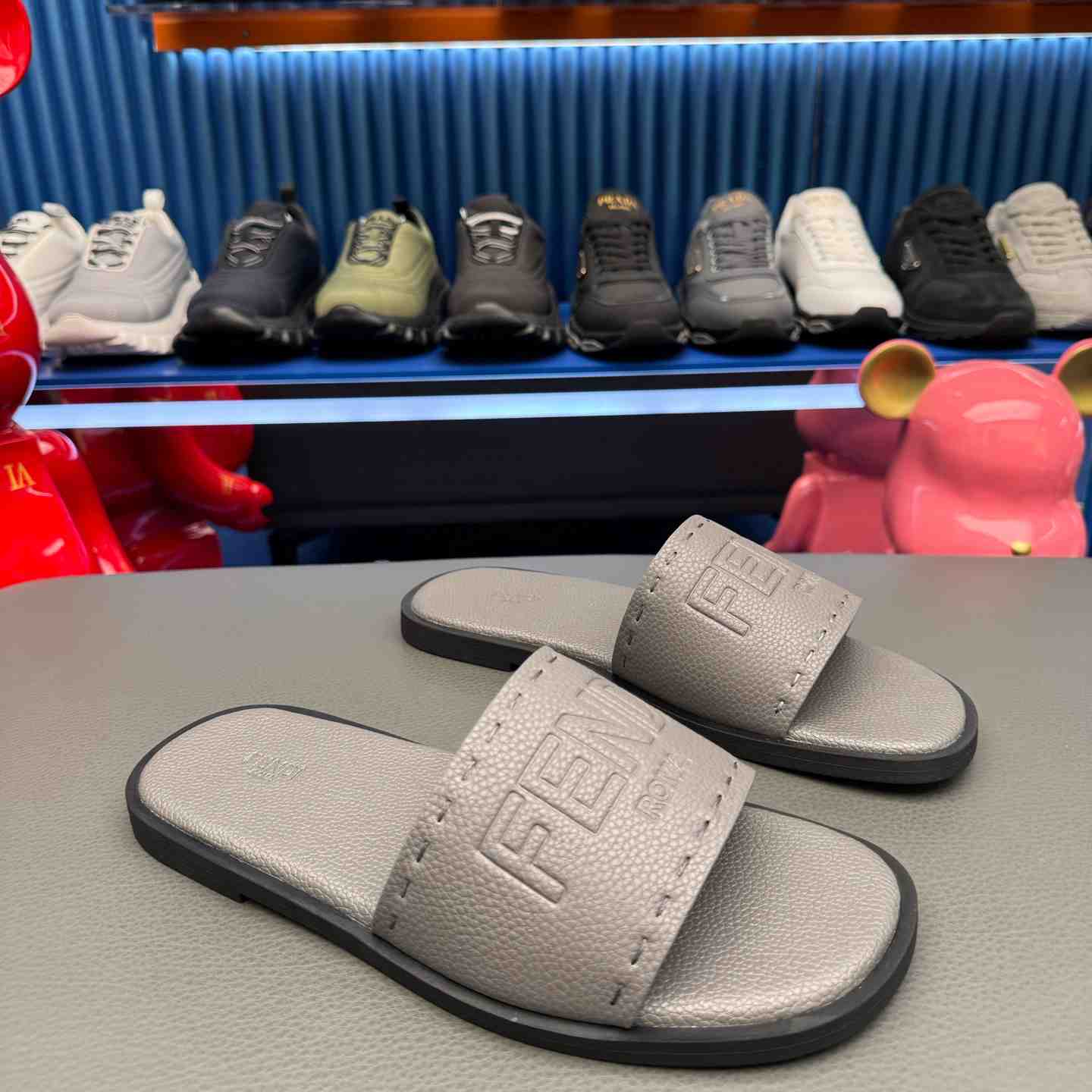 Fendi Roma Embossed-Logo Leather Sandals - DesignerGu