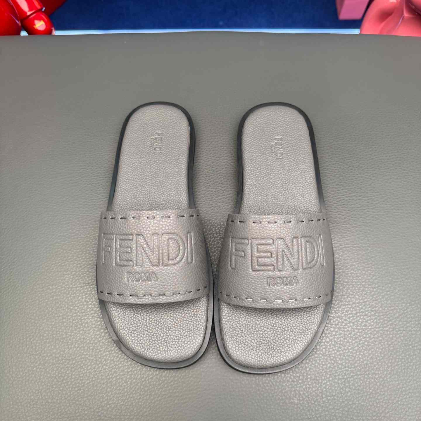Fendi Roma Embossed-Logo Leather Sandals - DesignerGu
