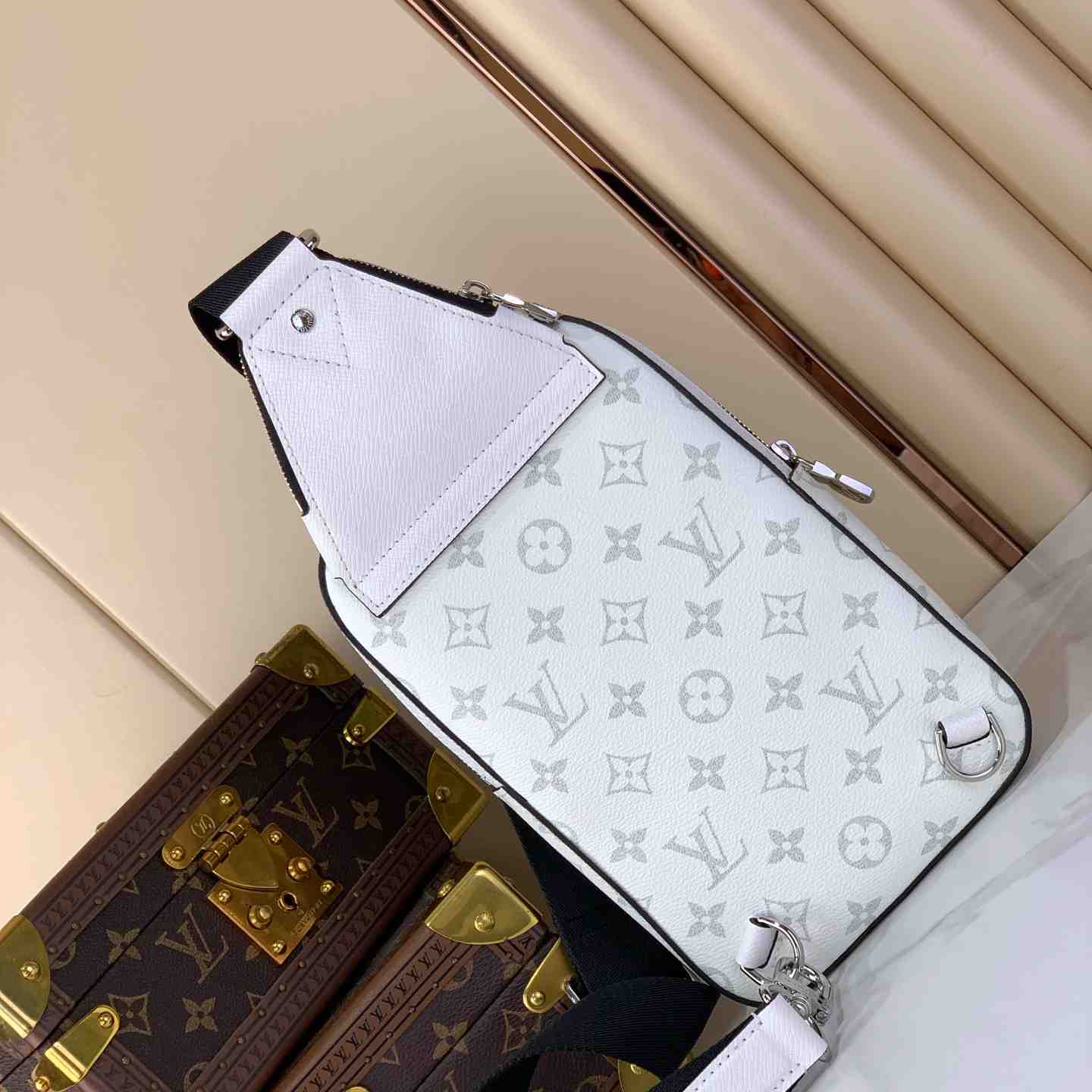 Louis Vuitton Avenue Slingbag PM   M28397 - DesignerGu