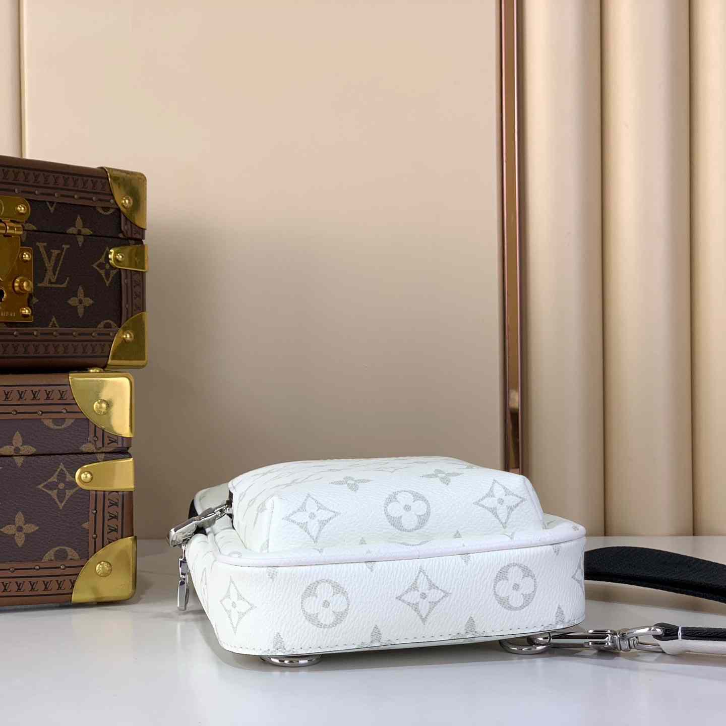 Louis Vuitton Avenue Slingbag PM   M28397 - DesignerGu