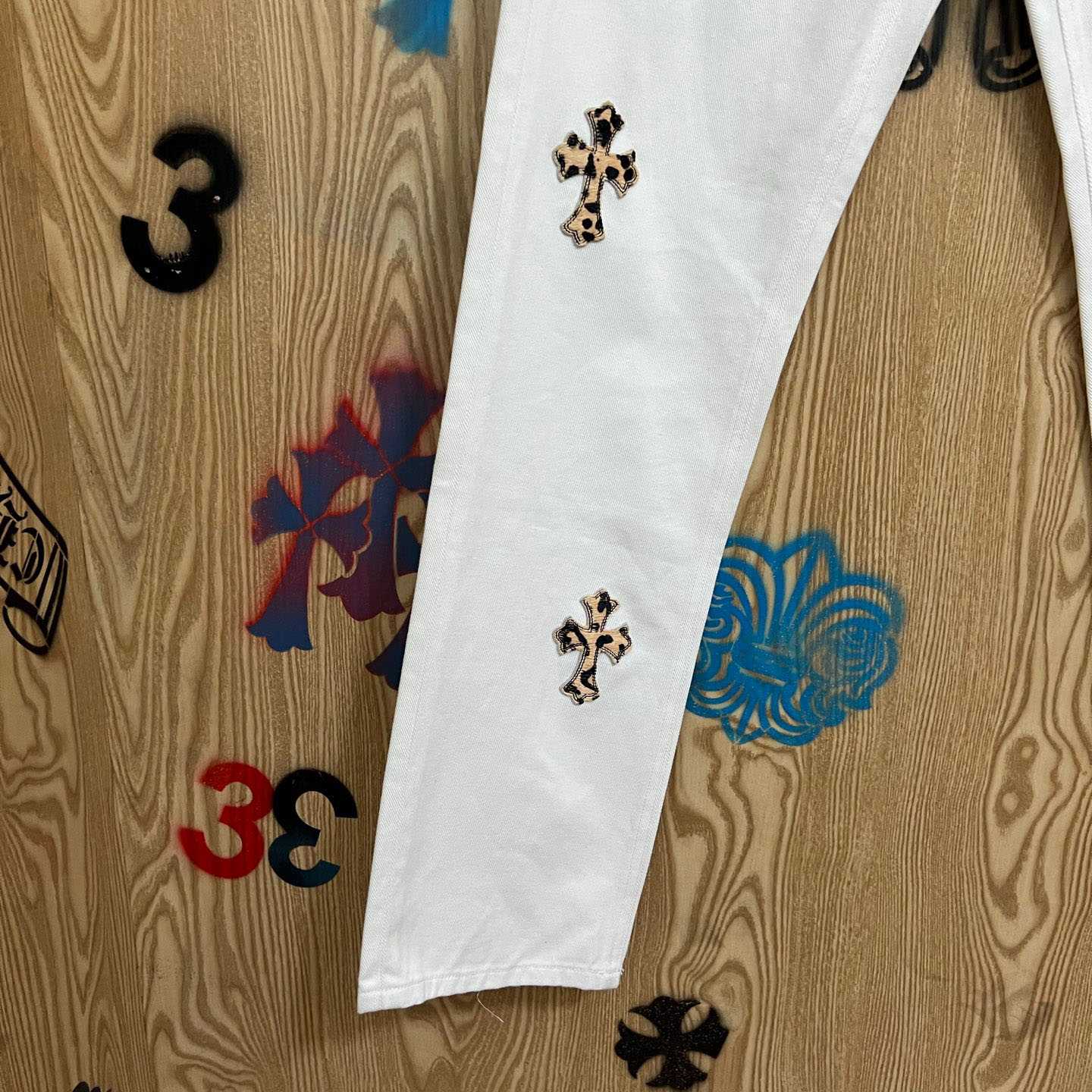 Chrome Hearts Levi's 501 Leopard Cross Patch White Jeans - DesignerGu