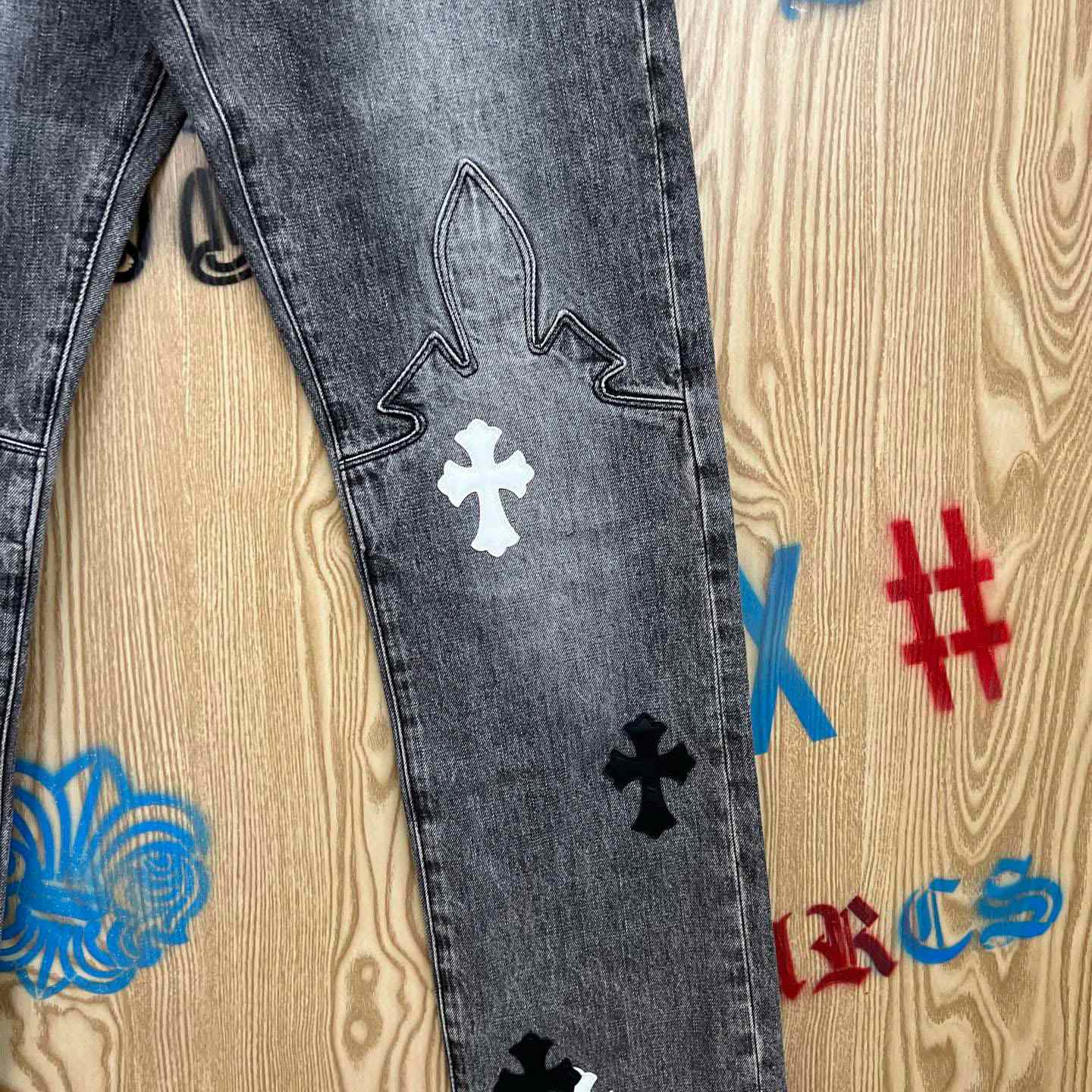Chrome Hearts Cross Patch Fleur Knee Jeans - DesignerGu