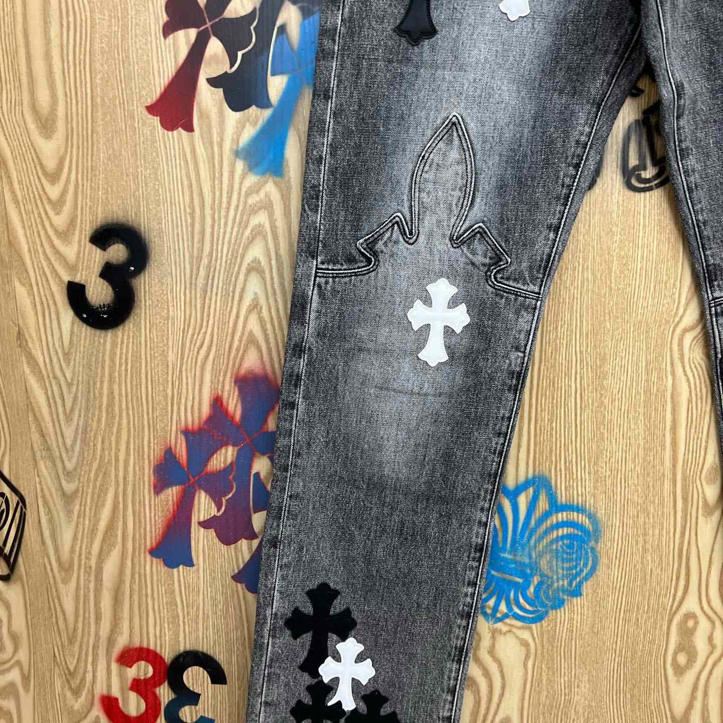 Chrome Hearts Cross Patch Fleur Knee Jeans - DesignerGu