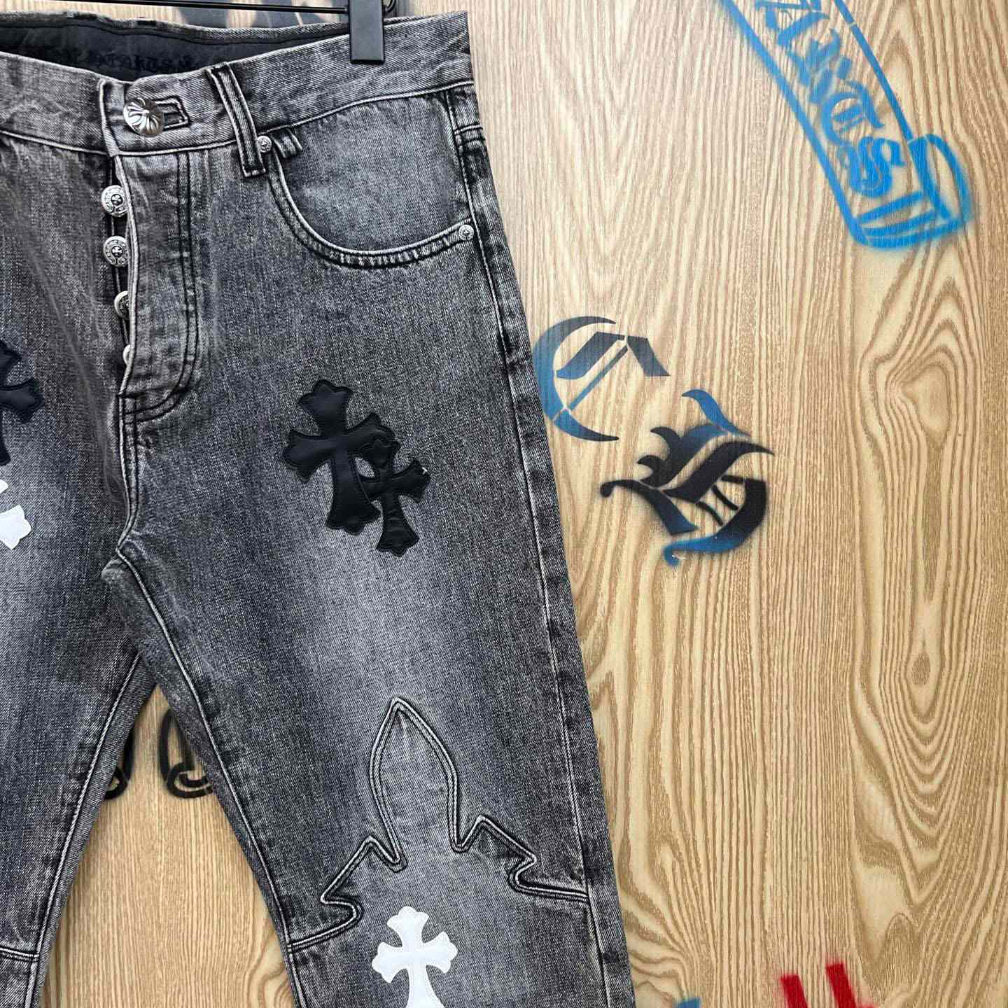 Chrome Hearts Cross Patch Fleur Knee Jeans - DesignerGu
