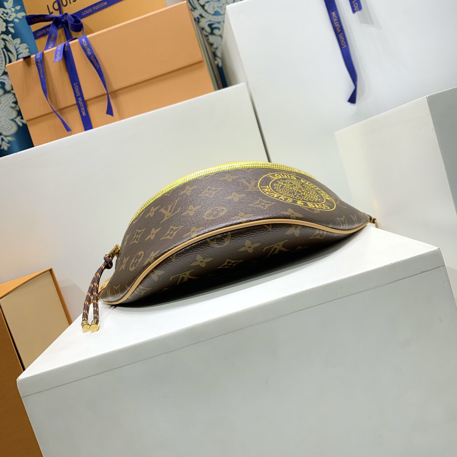 Louis Vuitton Bumbag M27237 - DesignerGu