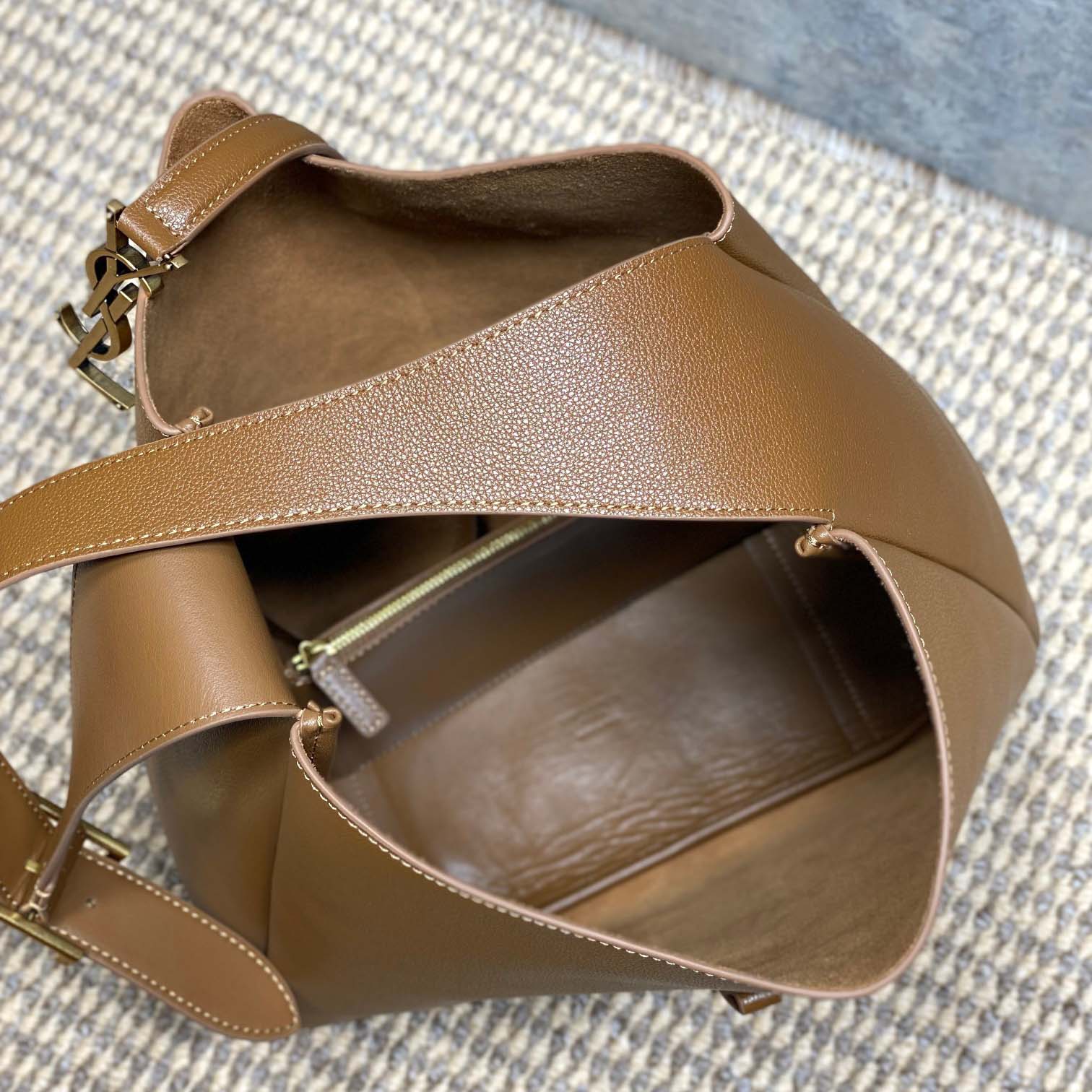 Saint Laurent LE 5 À 7 Supple LARGE In Grained Leather - DesignerGu