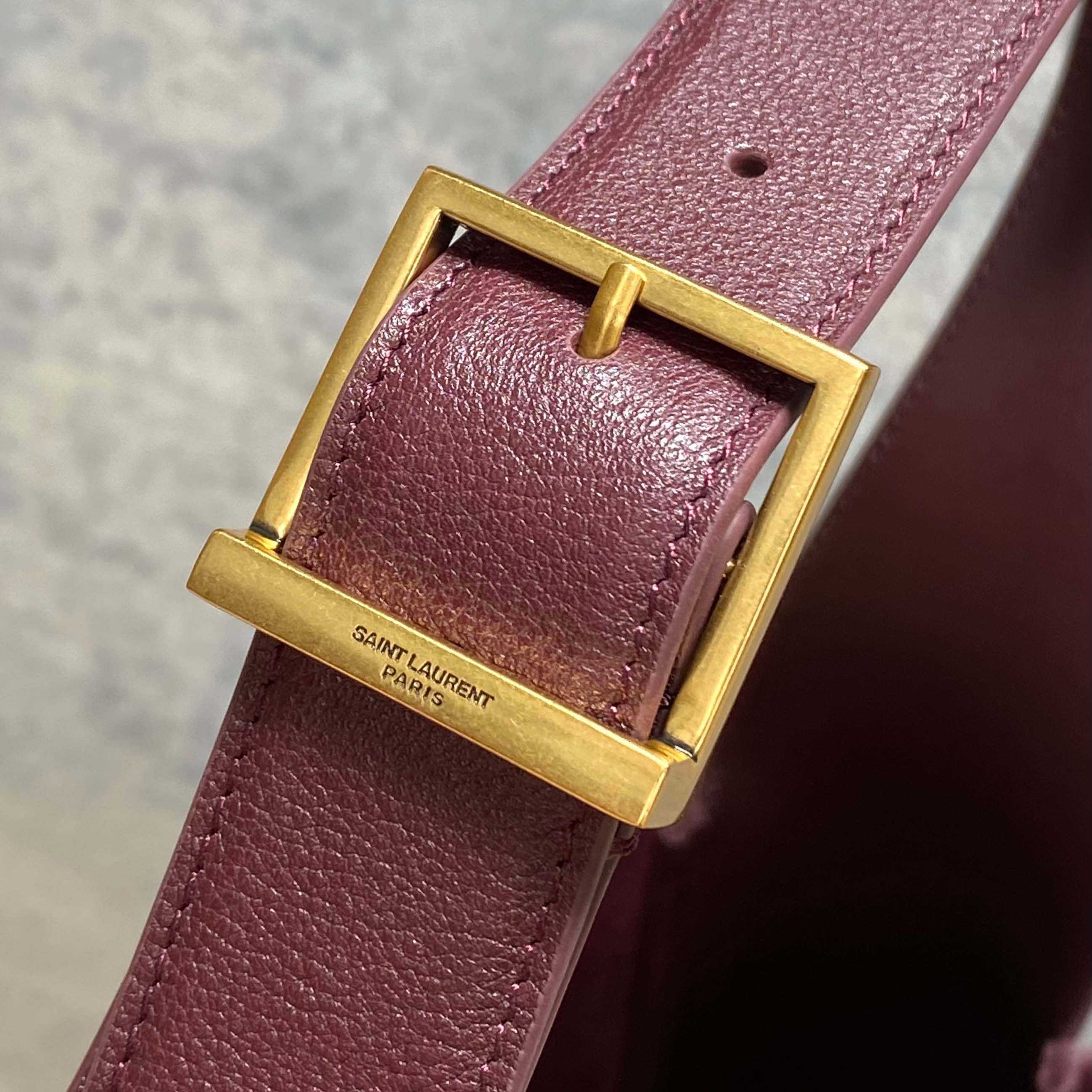 Saint Laurent LE 5 À 7 supple Large In Grained Leather - DesignerGu