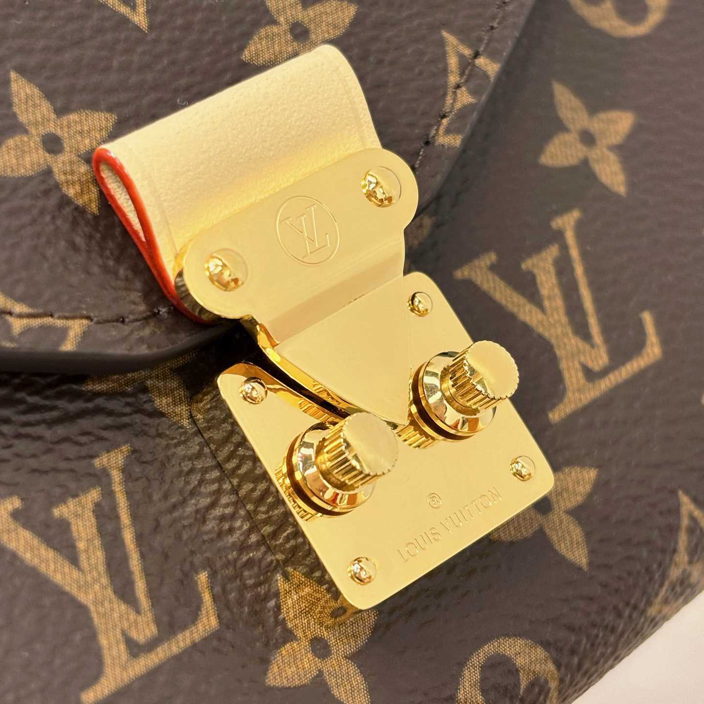 Louis Vuitton Pouch Metis Belt M4588Z - DesignerGu