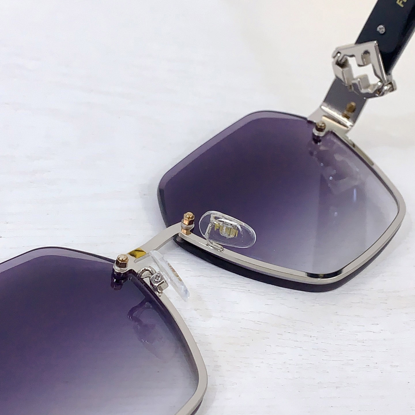 Fendi FE  40152I Sunglasses   - DesignerGu