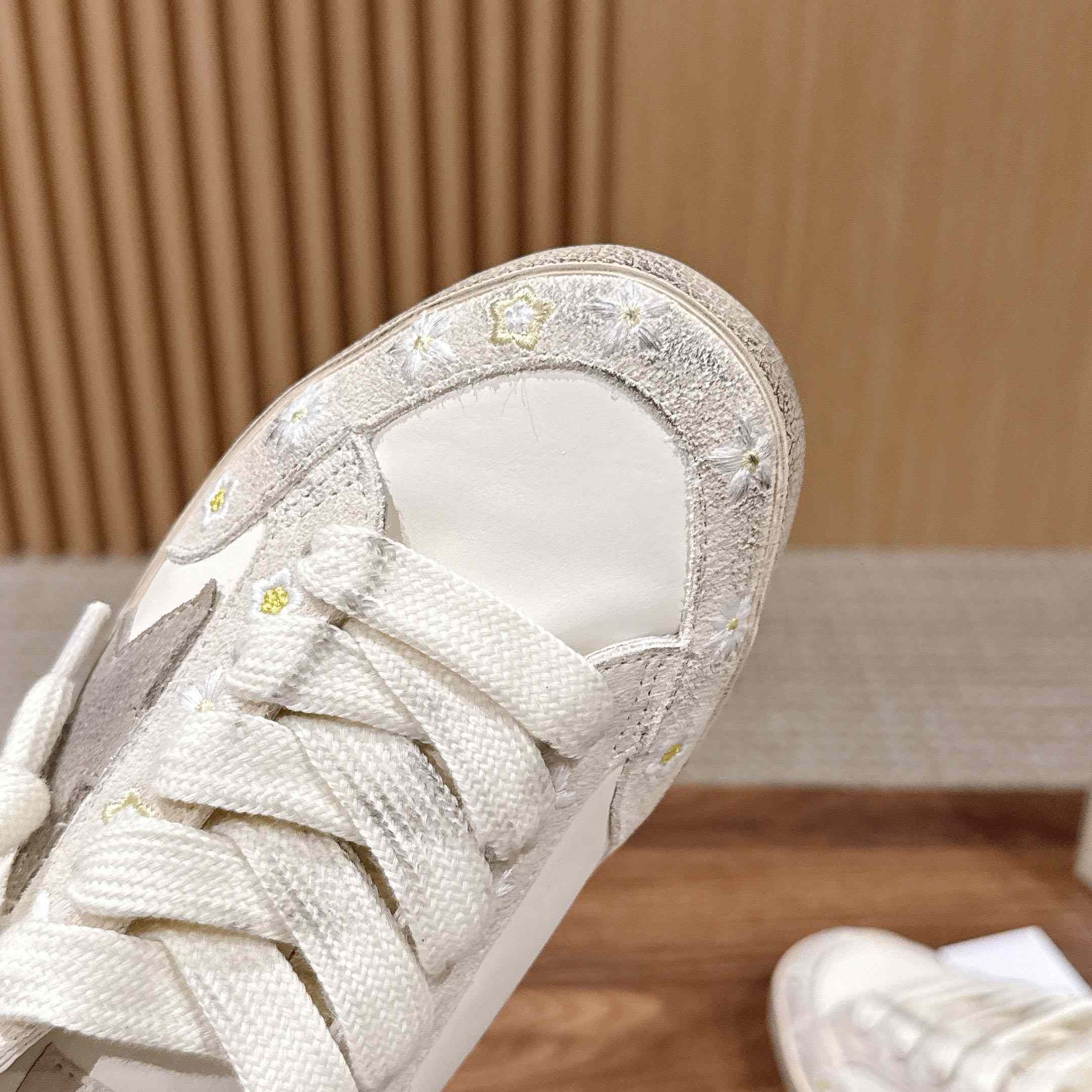 Golden Goose Super-Star Sneakers - DesignerGu