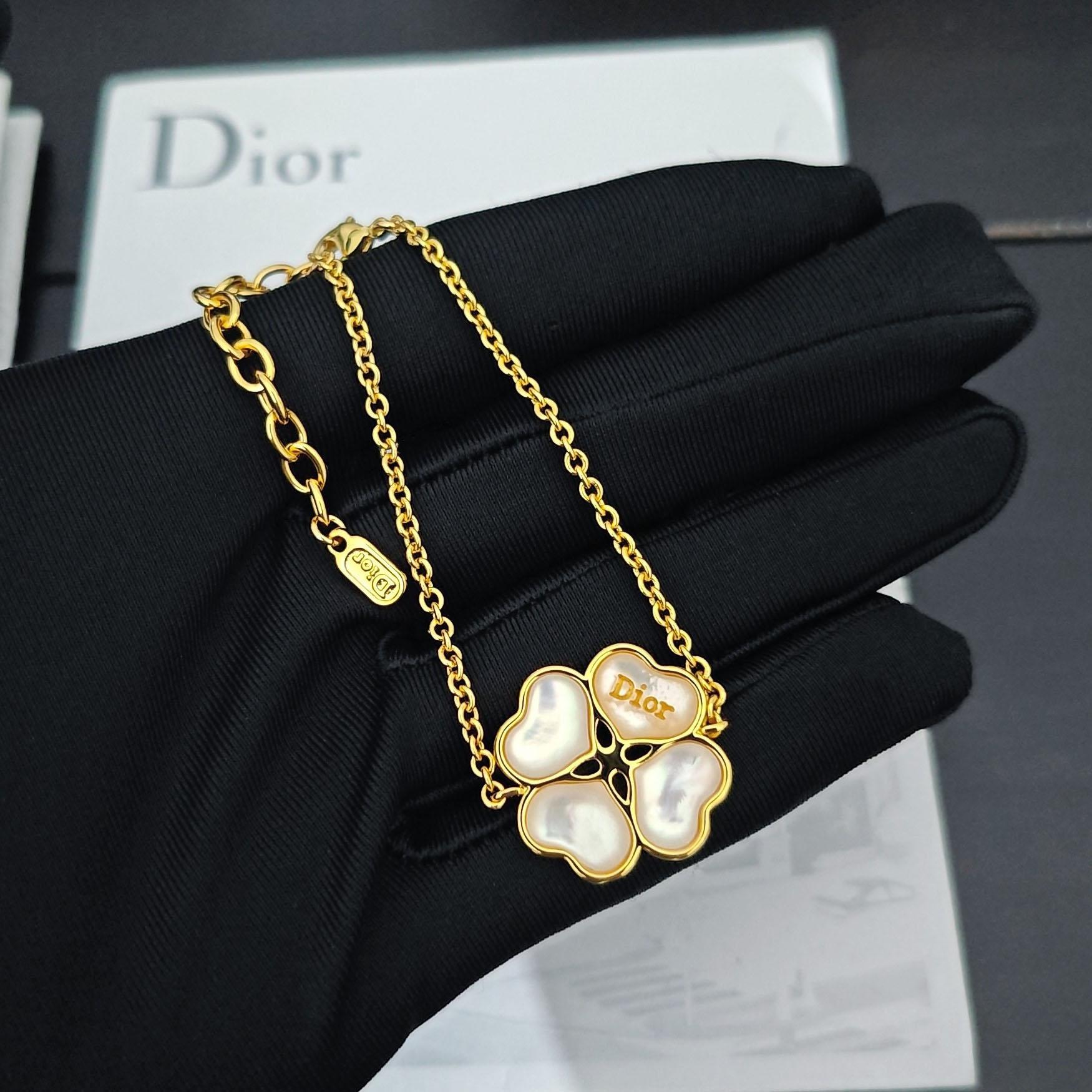 Dior Sparkling Clover Bracelet - DesignerGu