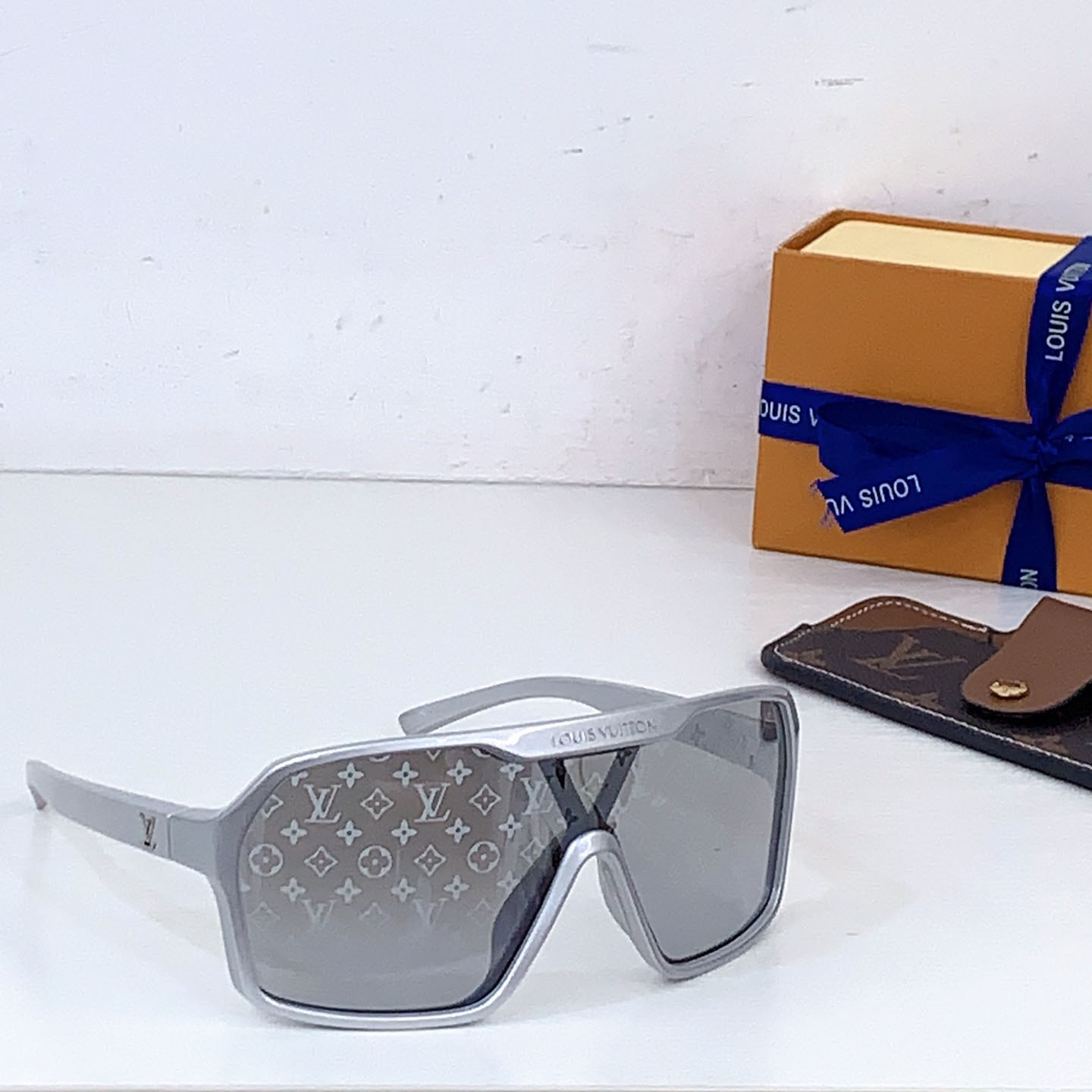 Louis Vuitton Z3102U   Sunglasses   - DesignerGu