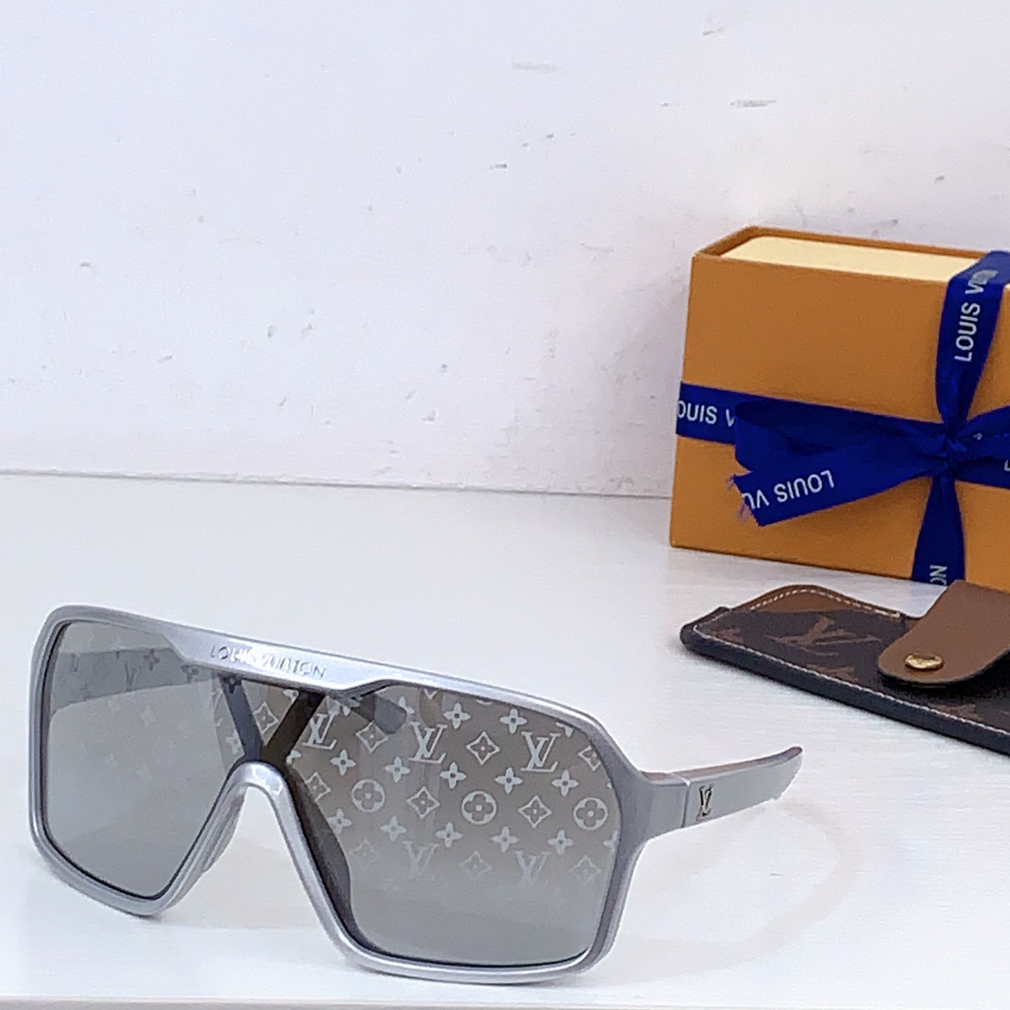 Louis Vuitton Z3102U   Sunglasses   - DesignerGu