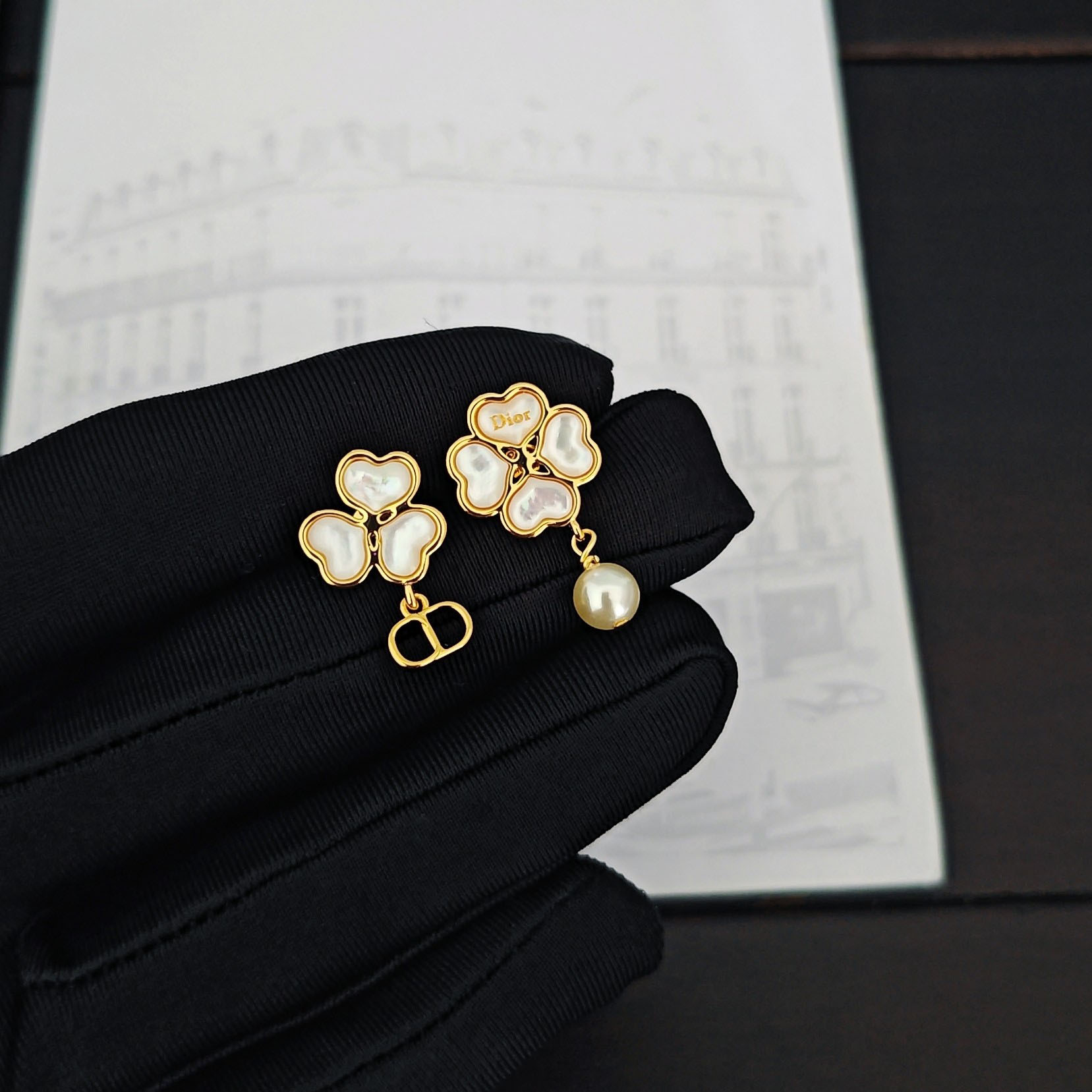 Dior Sparkling Clover Earrings - DesignerGu