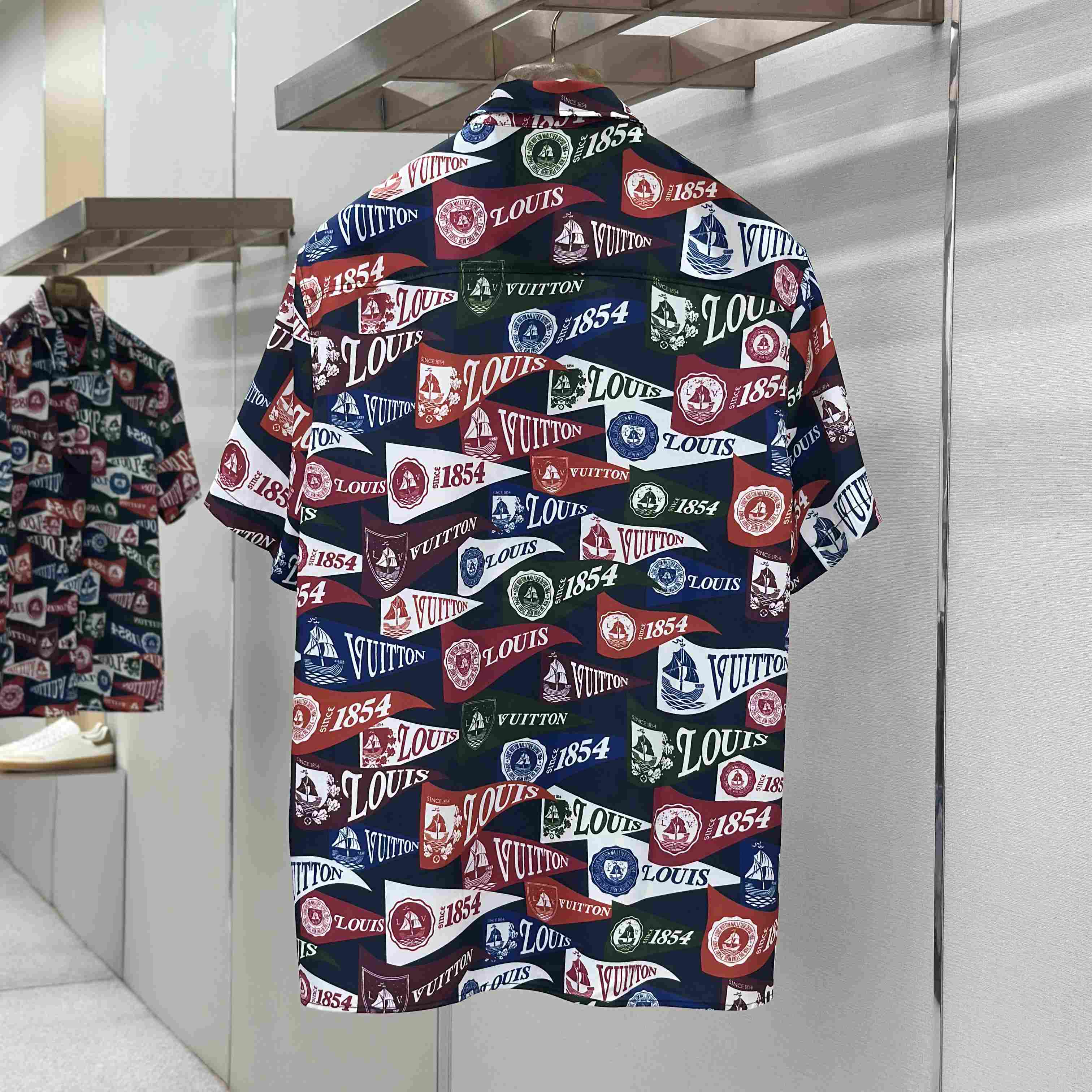 Louis Vuitton Printed Short-Sleeved Silk-Blend Shirt 1AIKBE - DesignerGu