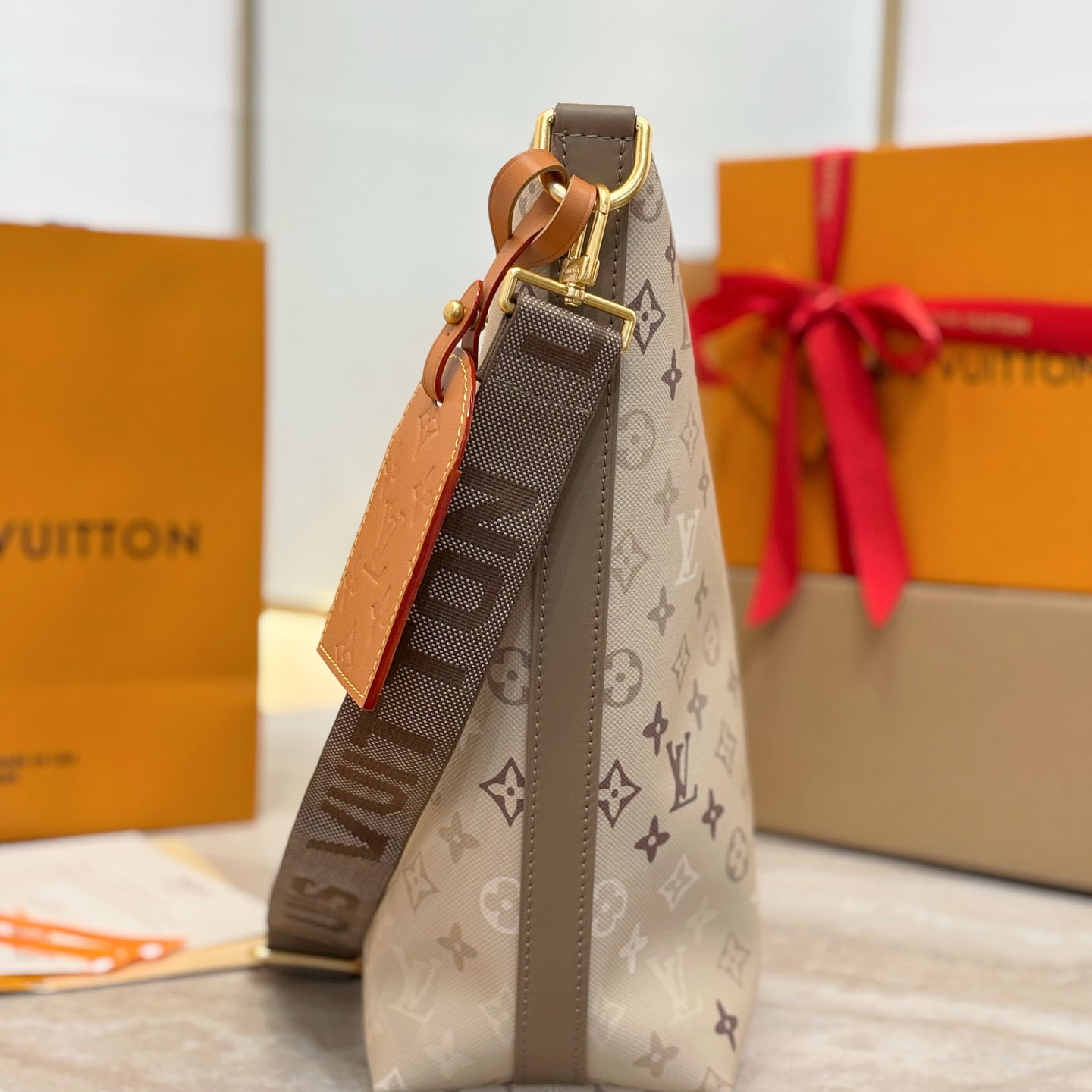 Louis Vuitton Vagabond Hobo M26931 - DesignerGu