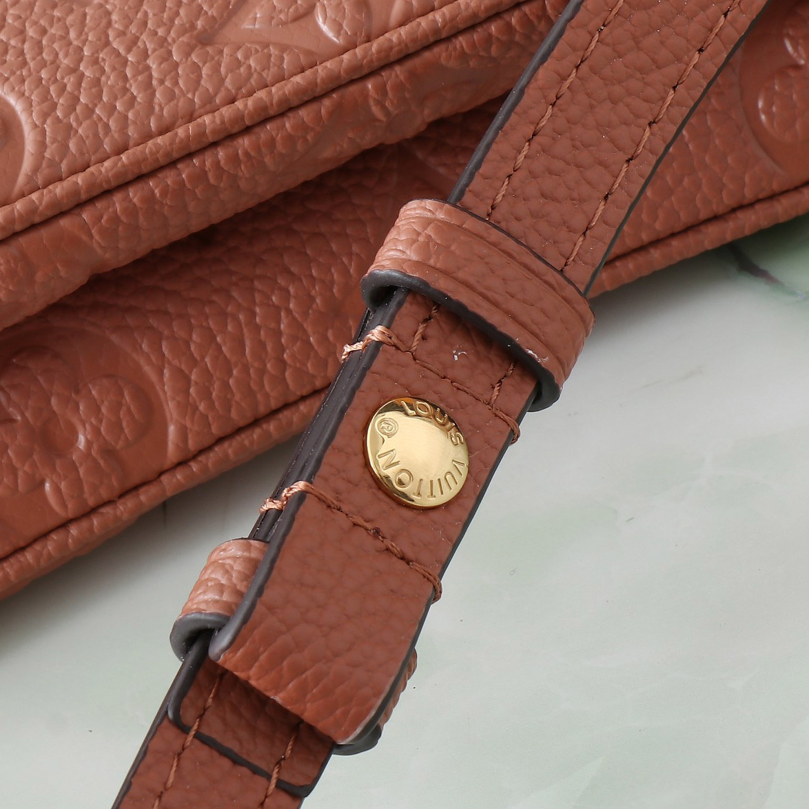 Louis Vuitton Pochette Liv M11916 - DesignerGu