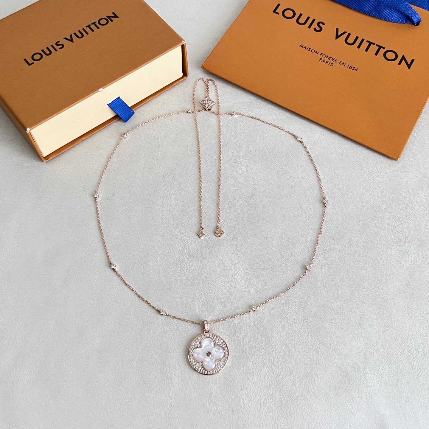 Louis Vuitton Color Blossom XL Sun Pendant, Pink Gold, White Mother-of-Pearl and Diamonds Q04156 - DesignerGu